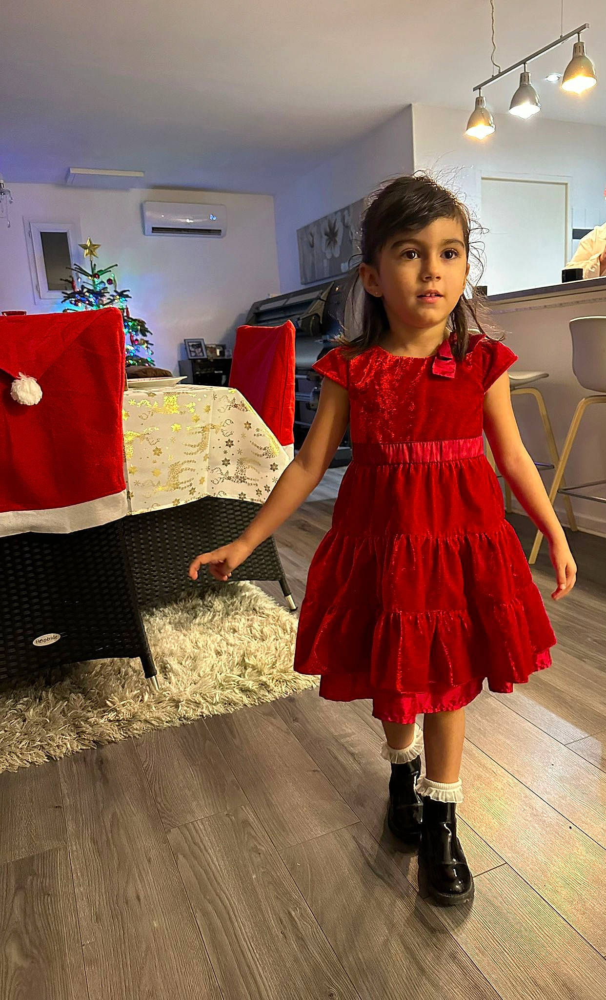 Giulia participe au concours pour gagner de l'argent avec cette photo : day_dress, dress, embellishment, event, fashion_design, flash_photography, floor, flooring, formal_wear, fun, happy, hardwood, human_leg, one_piece_garment, person, red, sleeve, thigh, toddler, waist