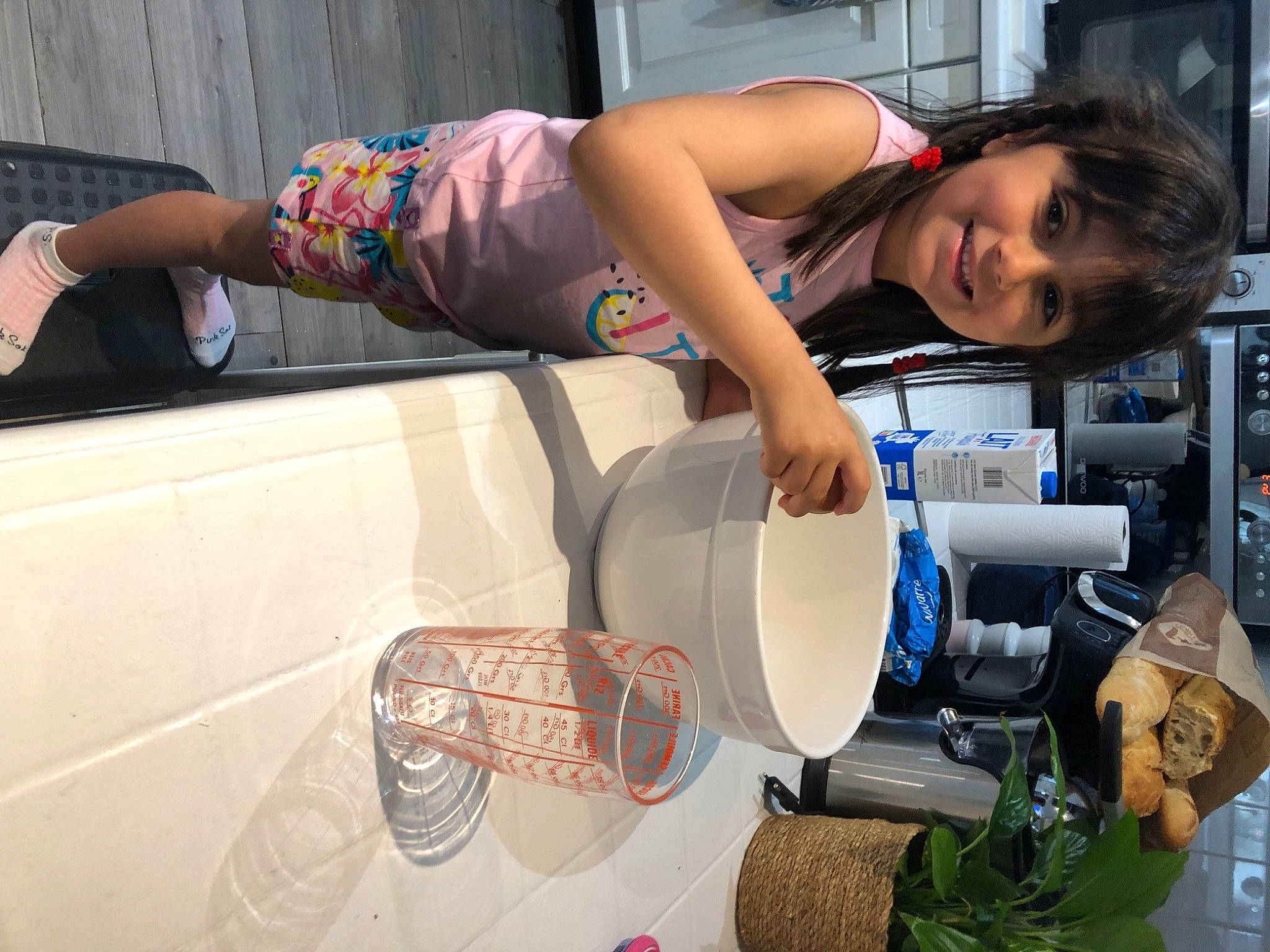 Giulia a rejoint le concours — aidez-le/la à gagner de superbes lots ! abdomen, arm, chest, elbow, eyewear, fun, human_leg, joy, knee, leisure, machine, person, recreation, room, smile, swimming_pool, swimwear, t_shirt, table, thigh