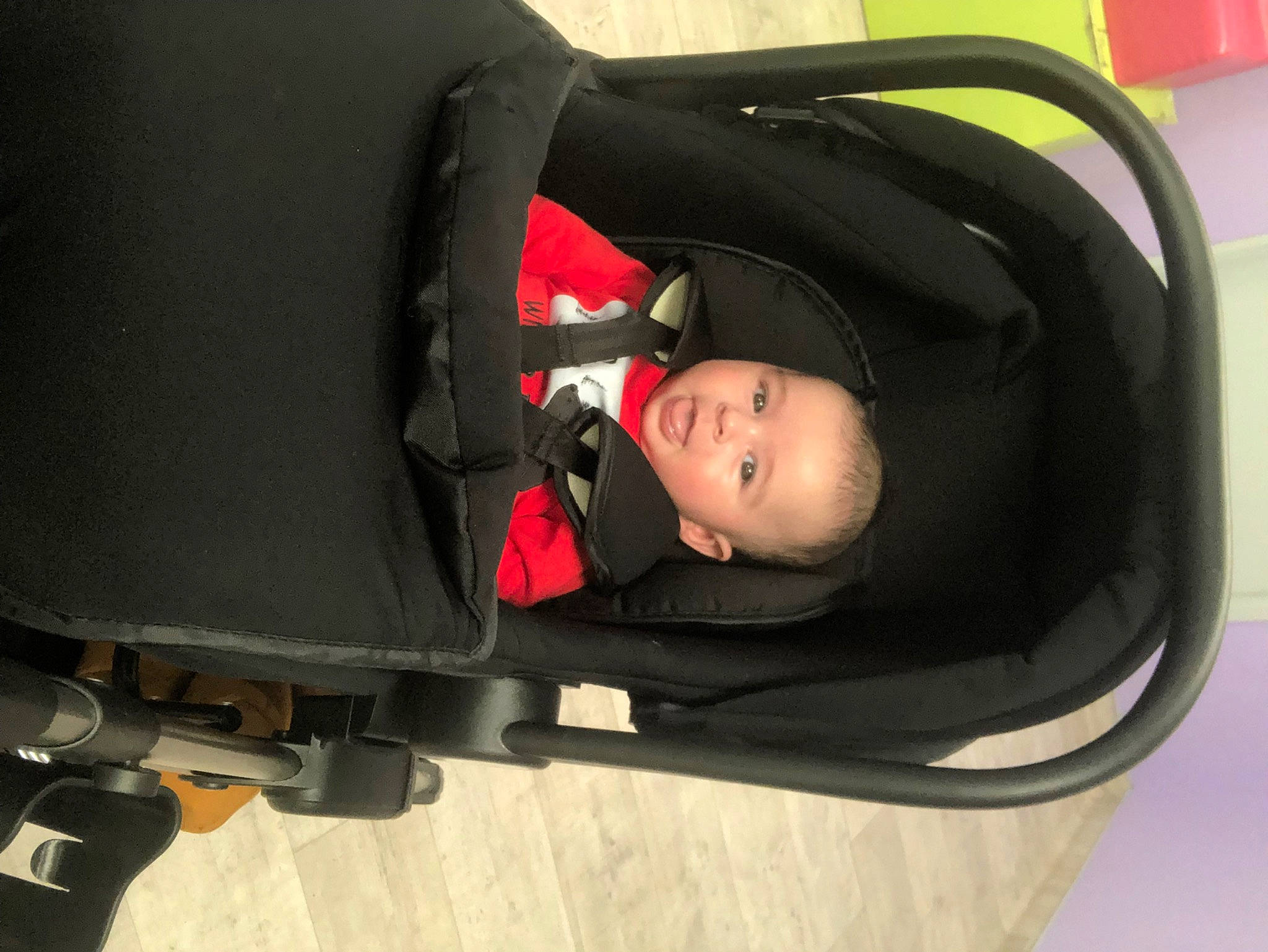 James a rejoint le concours — aidez-le/la à gagner de superbes lots ! auto_part, automotive_exterior, baby, baby_carriage, baby_products, baby_safety, baby_toddler_clothing, car_seat, carmine, child, comfort, person, personal_protective_equipment, toddler