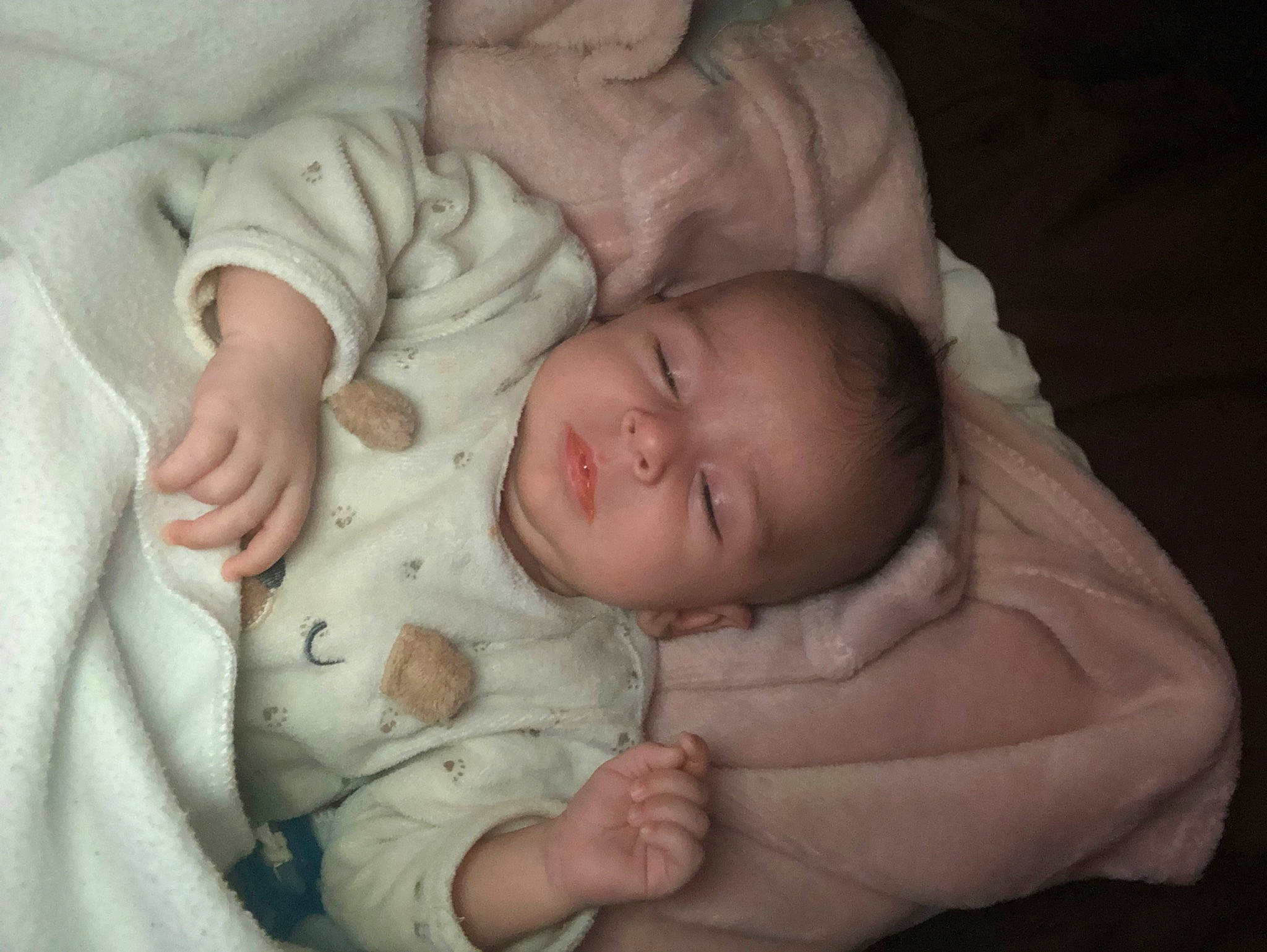 James participe au concours pour gagner de l'argent avec cette photo : baby, baby_toddler_clothing, bedtime, cheek, child, comfort, head, iris, nose, person, skin, sleep, toddler