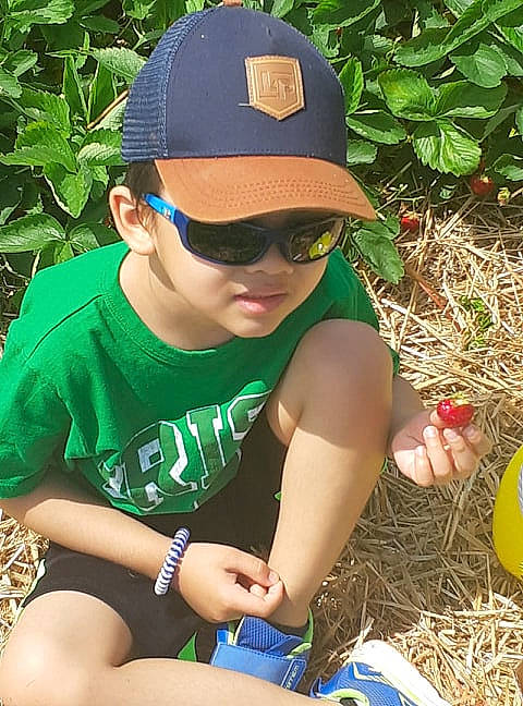 Justin participe au concours pour gagner de l'argent avec cette photo : baseball_cap, cap, child, fun, grass, hat, headgear, headwear, leisure, person, plant, soil, summer, sun_hat