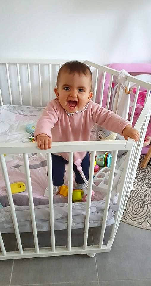 Elyana participe au concours pour gagner de l'argent avec cette photo : baby, baby_safety, baby_toddler_clothing, child, clothing, comfort, cradle, eye, face, facial_expression, happy, infant_bed, nursery, person, product, shirt, skin, sleeve, smile, t_shirt