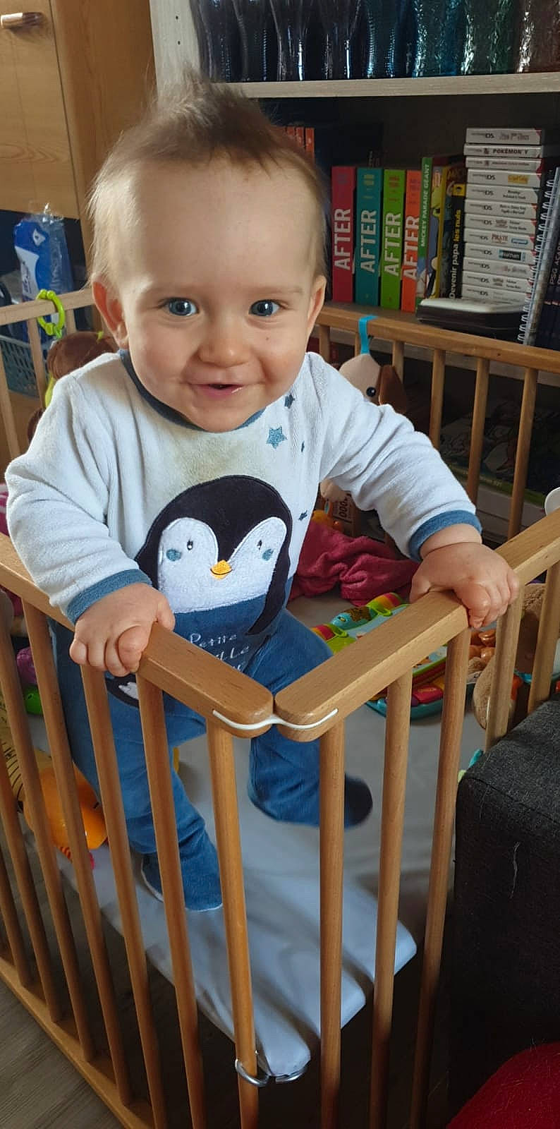 Alesio participe au concours pour gagner de l'argent avec cette photo : baby, baby_products, baby_safety, baby_toys, chair, cheek, child, eye, furniture, head, infant_bed, iris, joy, person, play, product, toddler, toy