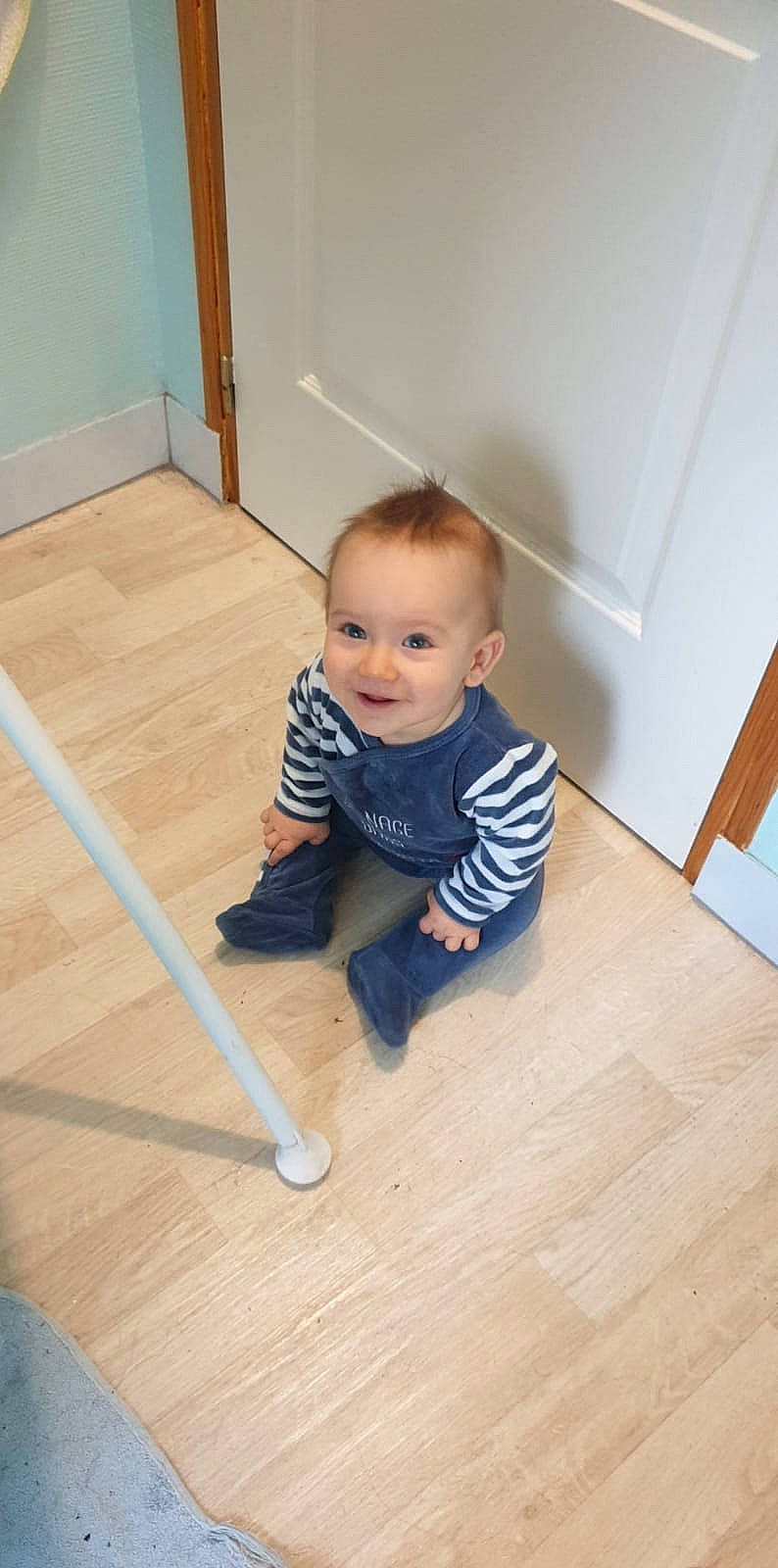 Alesio a rejoint le concours — aidez-le/la à gagner de superbes lots ! baby, child, floor, flooring, hardwood, joy, laminate_flooring, person, standing, toddler, wood, wood_flooring