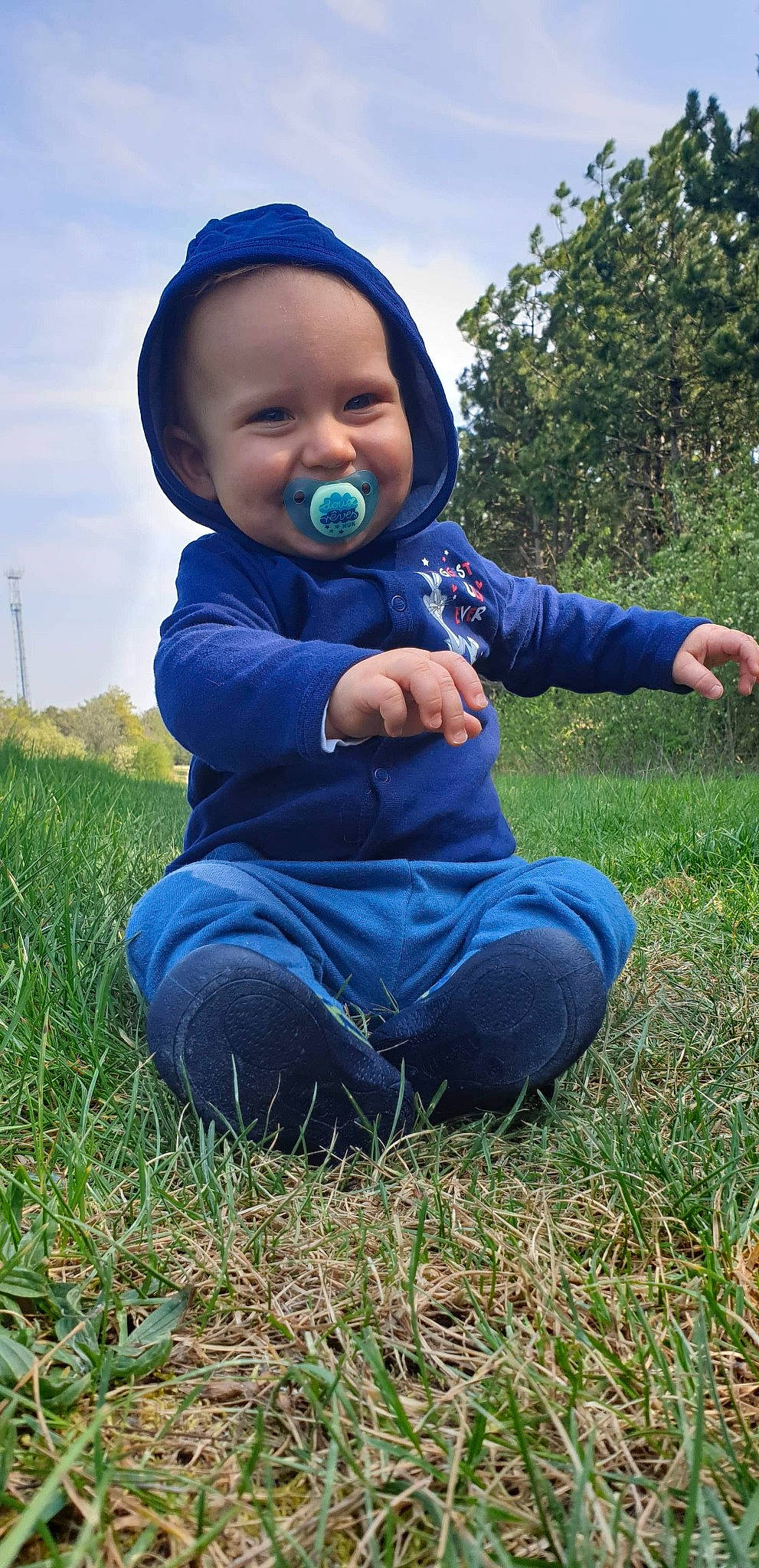 Alesio participe au concours pour gagner de l'argent avec cette photo : baby, child, grass, grassland, happy, joy, outerwear, person, plant, play, sitting, smile, toddler
