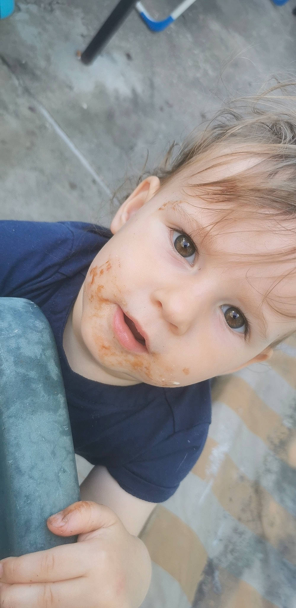 Loélya a rejoint le concours — aidez-le/la à gagner de superbes lots ! cheek, child, eye, eyebrow, eyelash, flash_photography, flooring, fun, happy, head, human_leg, iris, lip, nose, person, portrait_photography, sitting, skin, smile, toddler