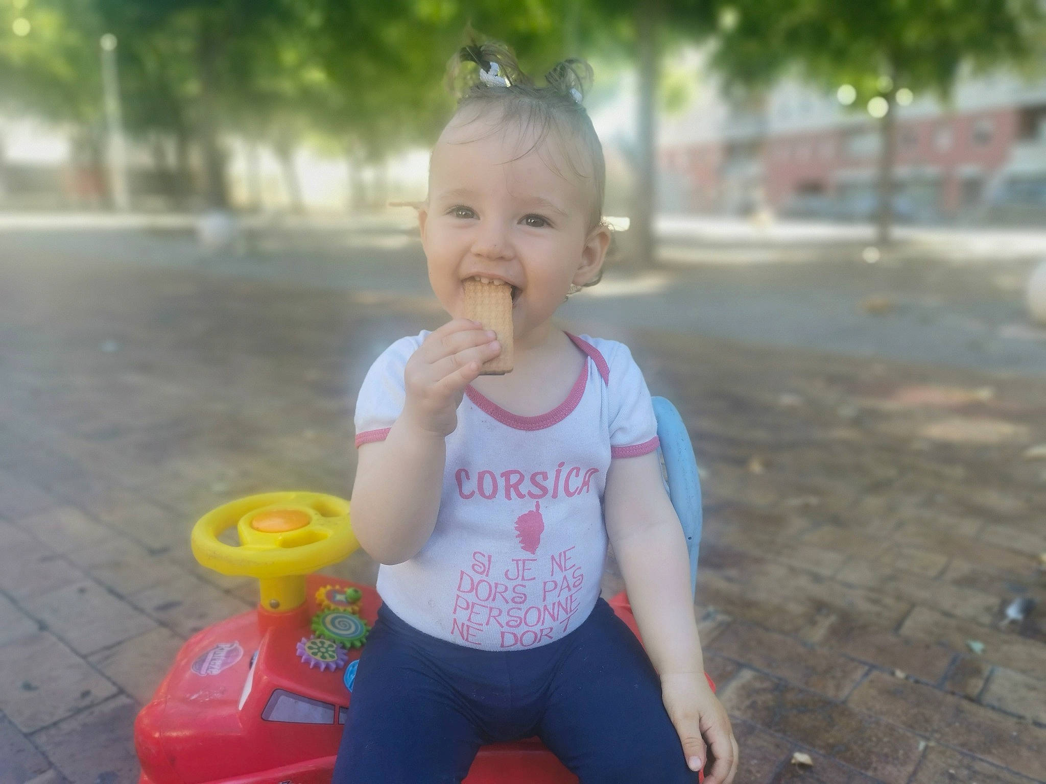 Loélya a rejoint le concours — aidez-le/la à gagner de superbes lots ! baby, child, city, fun, goggles, grass, happy, joy, leisure, people, person, photograph, pink, public_space, recreation, riding_toy, skin, smile, summer, toddler