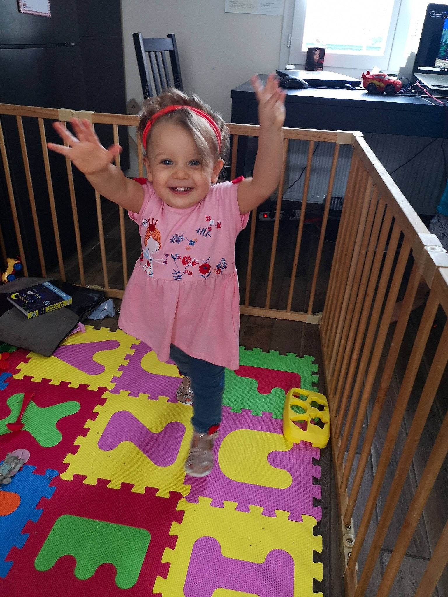 Maïna a rejoint le concours — aidez-le/la à gagner de superbes lots ! baby_products, baby_toys, child, floor, flooring, fun, joy, person, play, room, toddler