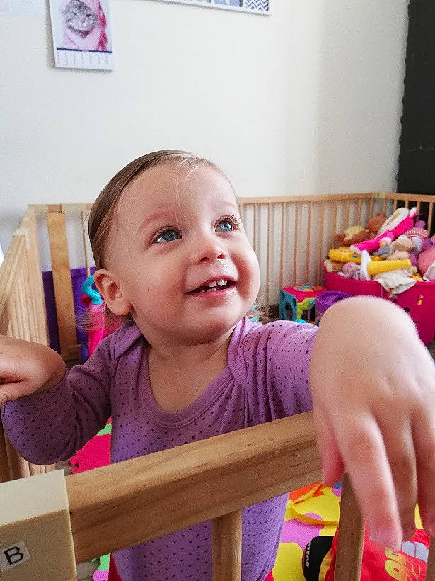 Maïna participe au concours pour gagner de l'argent avec cette photo : baby, cheek, child, face, joy, person, play, room, sitting, skin, smile, toddler, toy