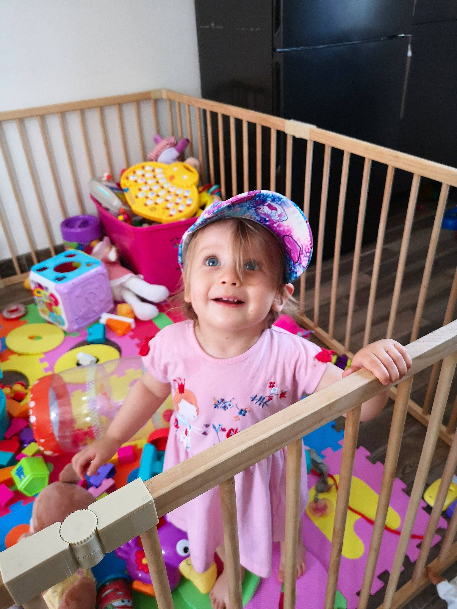 Maïna participe au concours pour gagner de l'argent avec cette photo : baby, baby_products, baby_safety, baby_toddler_clothing, bed, child, eye, furniture, infant_bed, joy, magenta, nursery, person, photography, pink, play, product, purple, room, skin