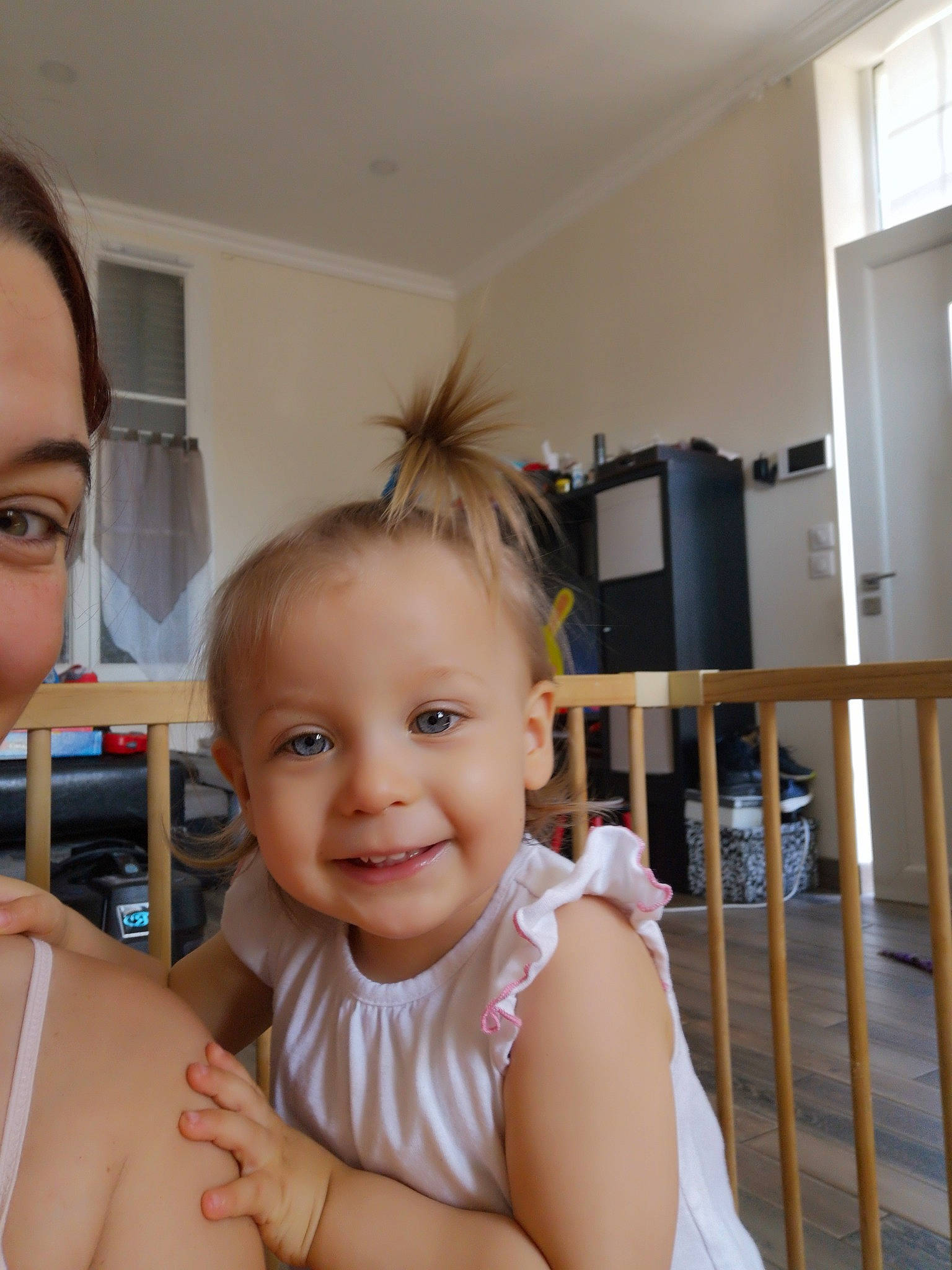 Maïna participe au concours pour gagner de l'argent avec cette photo : baby, child, joy, neck, person, room, skin, smile, toddler, vacation