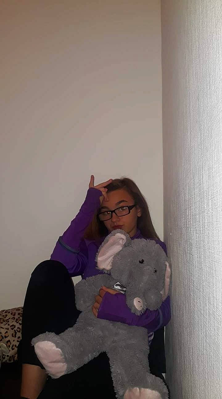 Laura a rejoint le concours — aidez-le/la à gagner de superbes lots ! flooring, fun, furniture, girl, person, pink, product, purple, room, textile