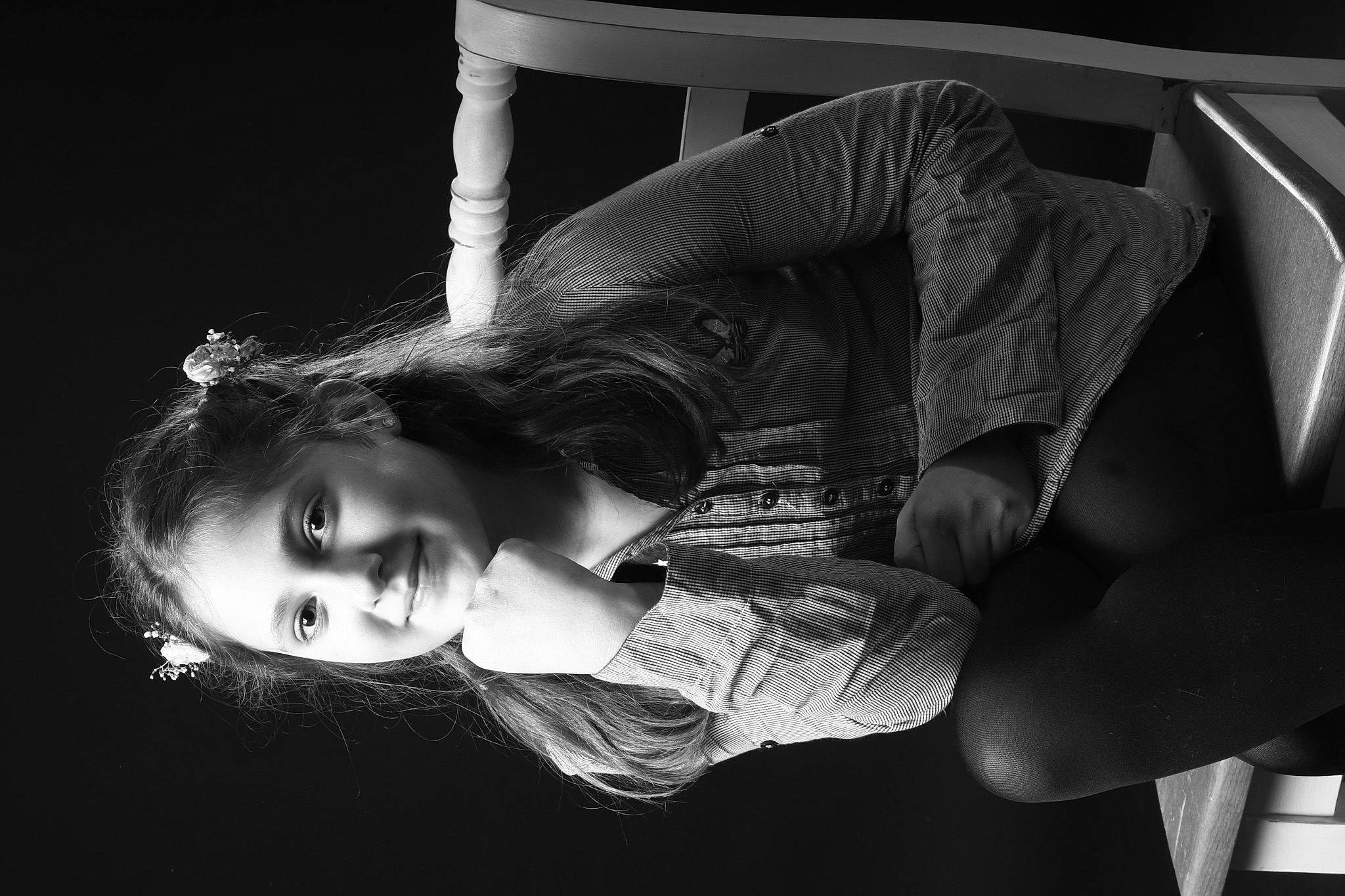 Luna a rejoint le concours — aidez-le/la à gagner de superbes lots ! black_and_white, black_hair, comfort, darkness, elbow, eyelash, flash_photography, fun, gesture, human_body, human_leg, joy, lip, long_hair, monochrome, monochrome_photography, person, portrait_photography, room, sitting