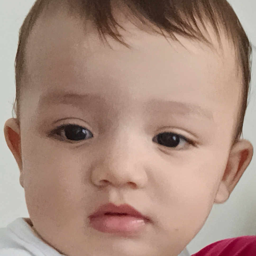 Ousayd a rejoint le concours — aidez-le/la à gagner de superbes lots ! baby, child, close_up, curious_expression, cute, ear, eyes, face, hair, head, indoor, infant, lips, neutral_background, person, portrait, skin, sleeveless, white_clothing, young