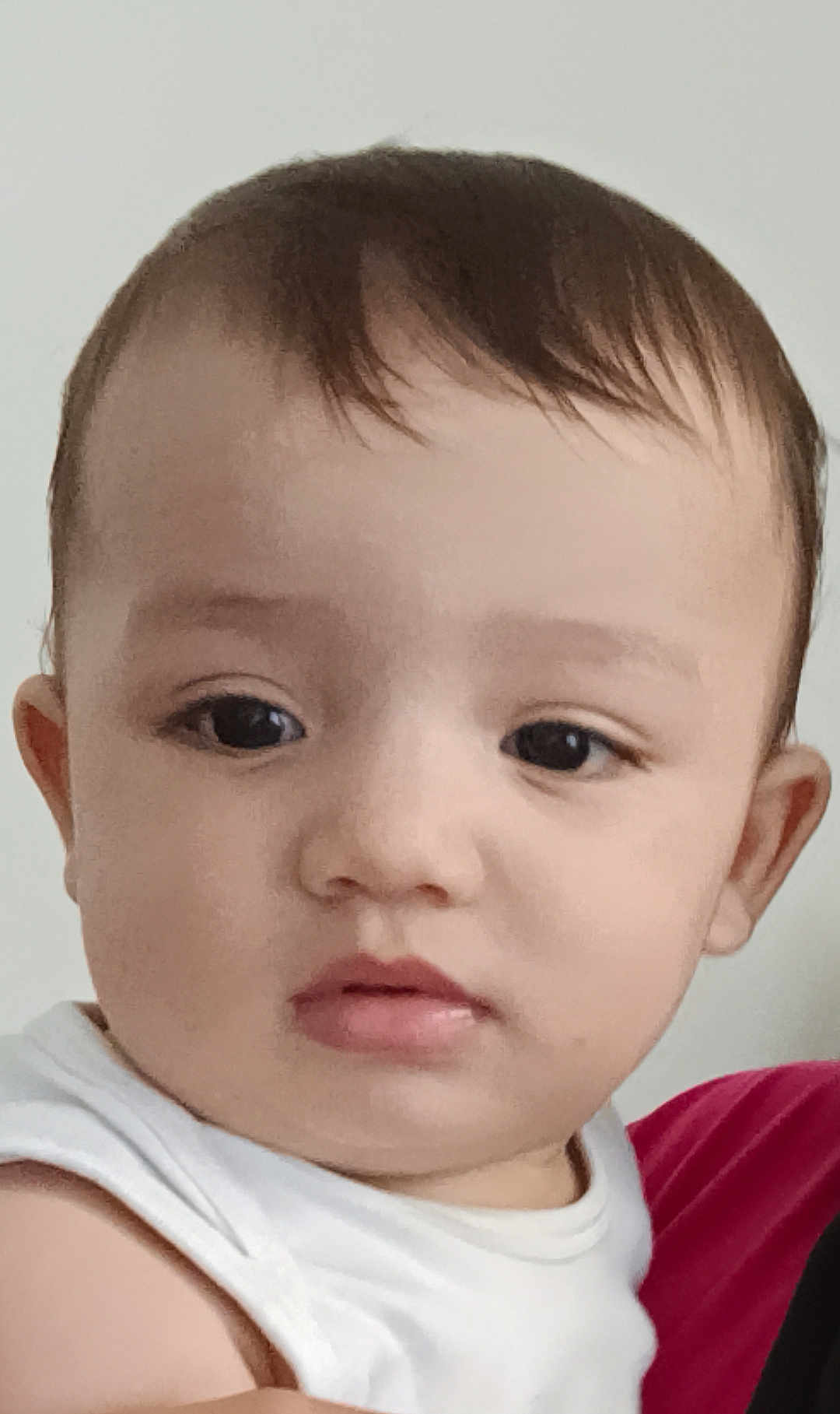 Ousayd a rejoint le concours — aidez-le/la à gagner de superbes lots ! child, baby, face, portrait, close_up, curious_expression, white_clothing, skin, hair, eyes, lips, ear, infant, indoor, person, head, young, cute, neutral_background, sleeveless