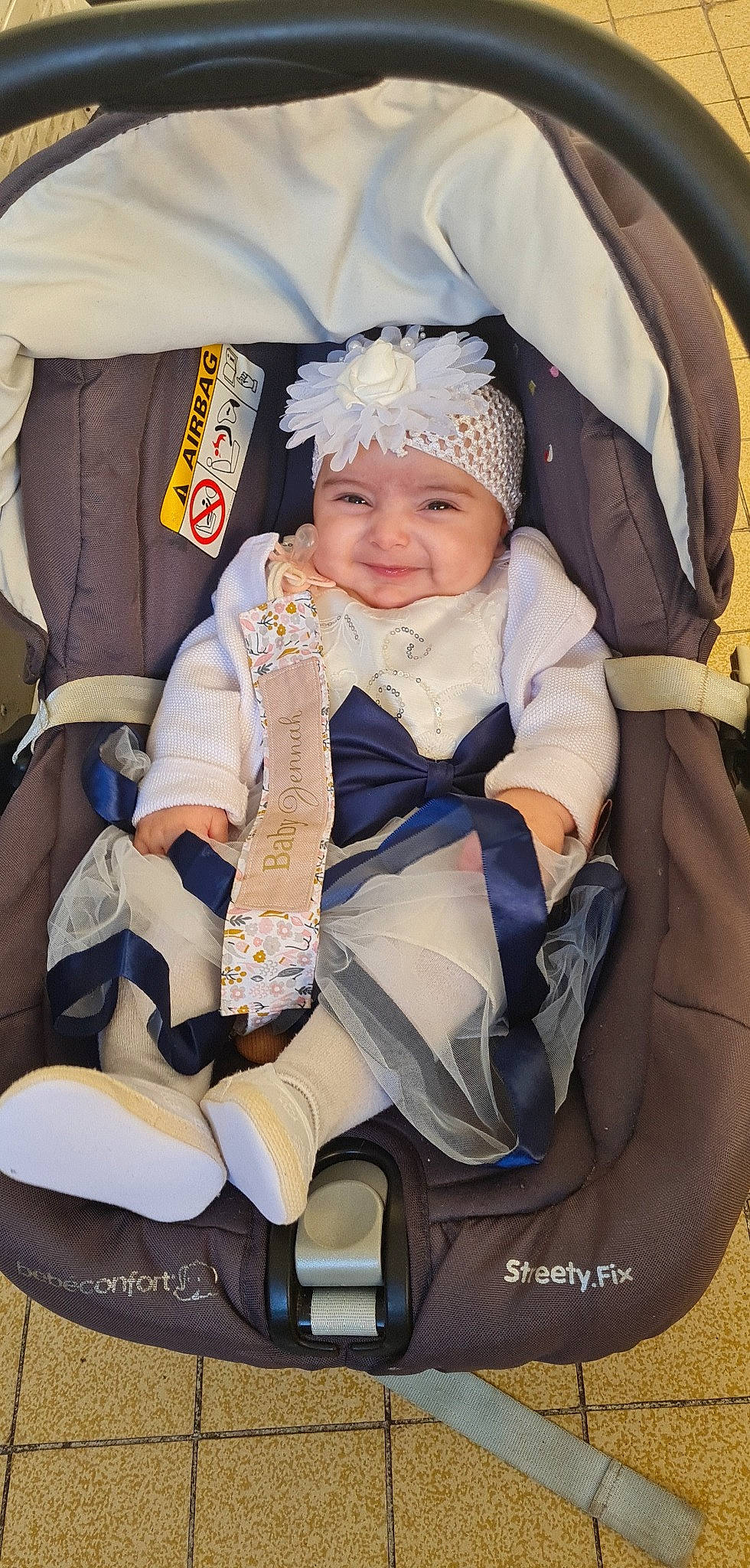 Jennah participe au concours pour gagner de l'argent avec cette photo : auto_part, baby, baby_carriage, baby_in_car_seat, baby_products, baby_safety, baby_toddler_clothing, car_seat, child, comfort, event, happy, hat, headwear, joy, lap, person, service, sitting, smile