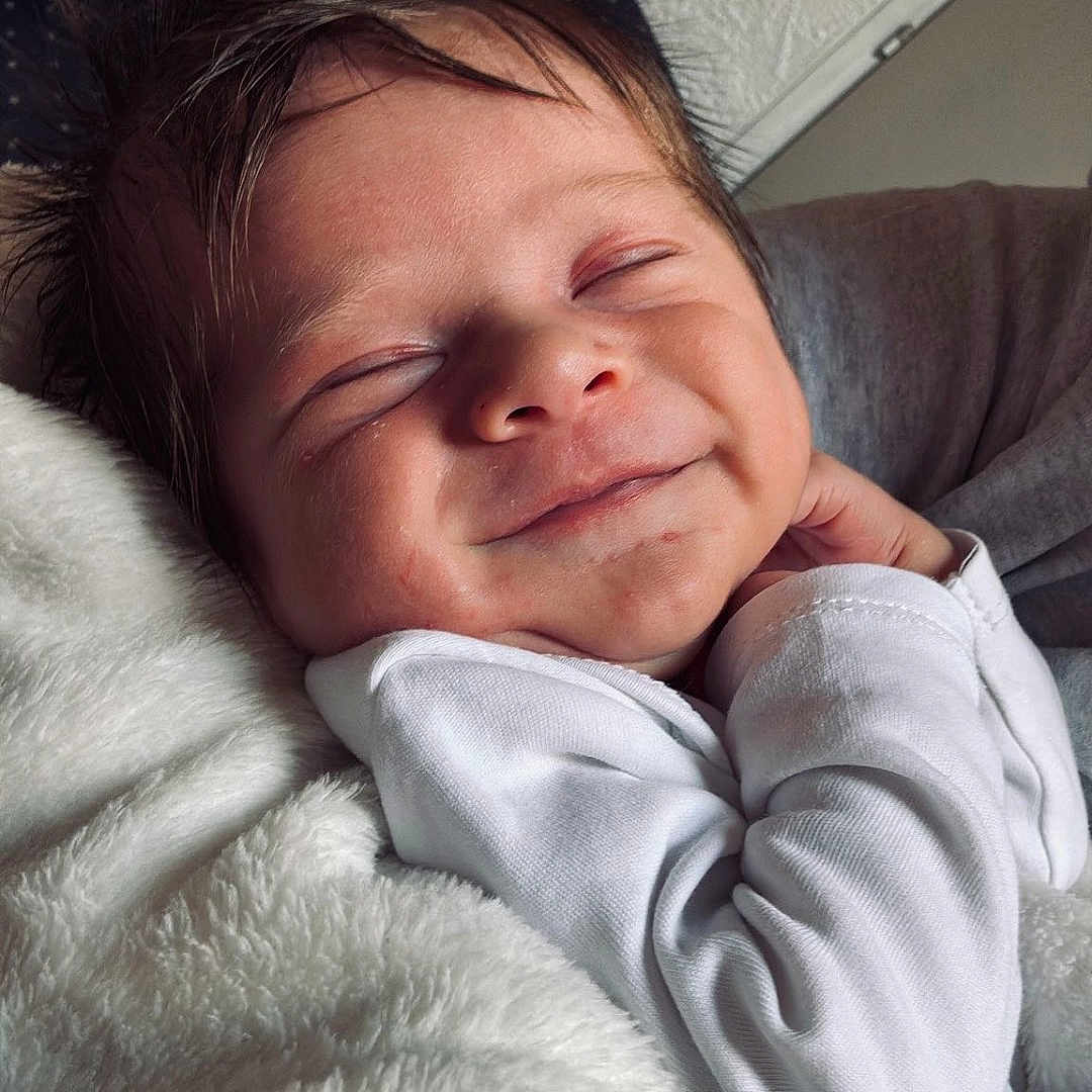 Raul a rejoint le concours — aidez-le/la à gagner de superbes lots ! baby, child, closed_eyes, cozy, cute, hair, happy, indoors, infant, newborn, peaceful, person, portrait, resting, sleeping, smile, soft_light, toddler, warm, white_blanket