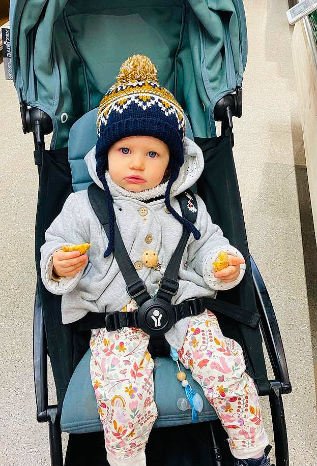 Andrea a rejoint le concours — aidez-le/la à gagner de superbes lots ! baby, baby_carriage, baby_products, baby_toddler_clothing, bag, chair, child, event, fashion_accessory, fun, green, happy, headwear, people, person, photograph, product, sitting, snapshot, street_fashion