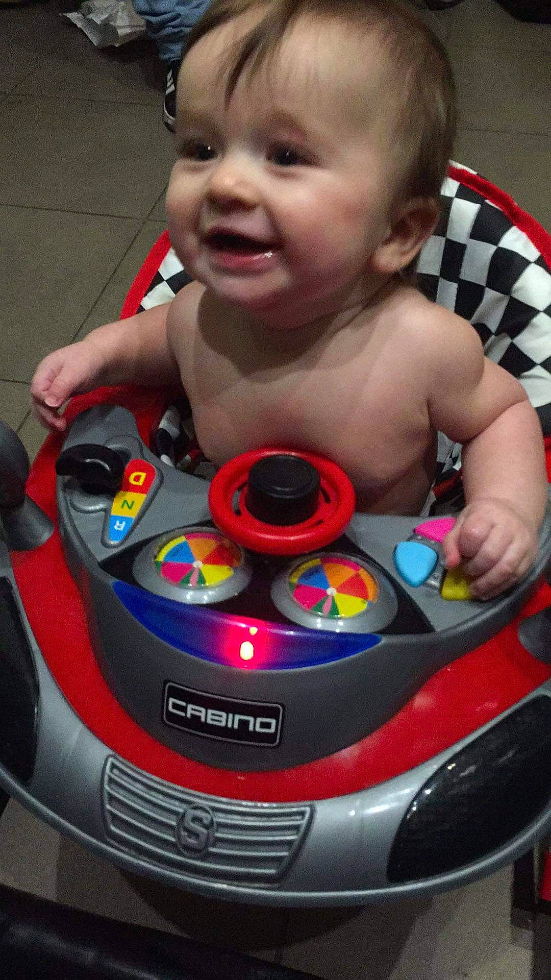 Ayrton participe au concours pour gagner de l'argent avec cette photo : baby, baby_products, baby_toddler_clothing, baby_toys, bumper, child, fictional_character, machine, person, play, toddler