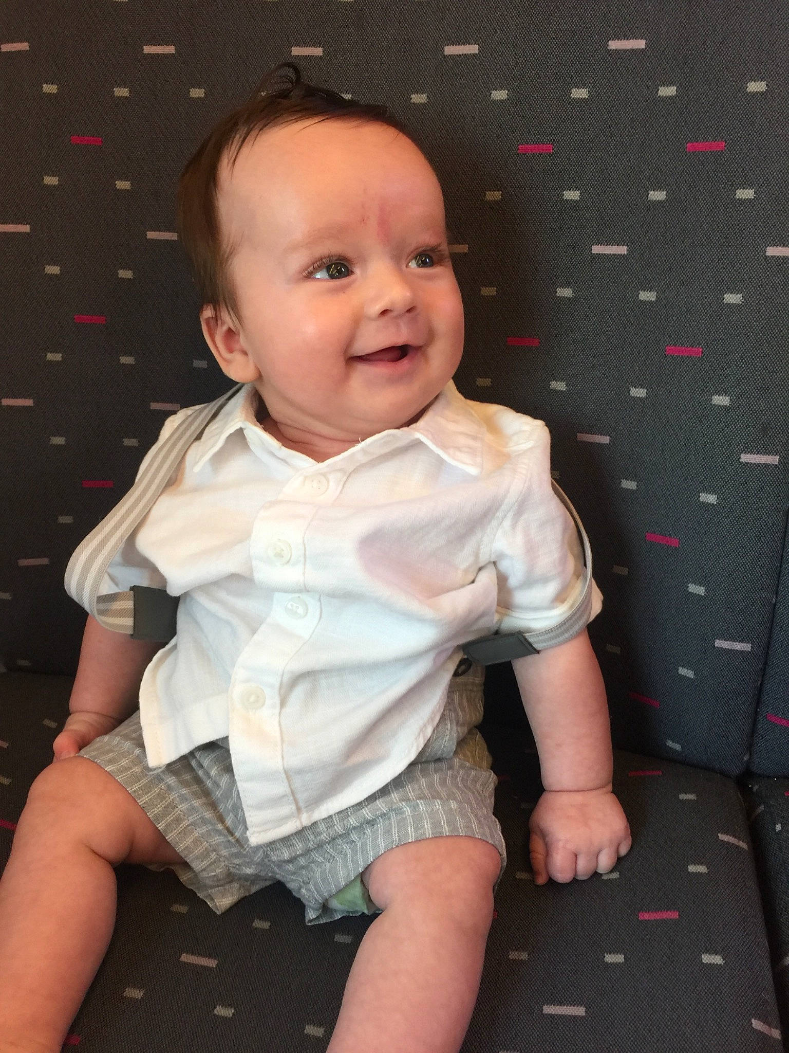 Ayrton participe au concours pour gagner de l'argent avec cette photo : ankle, baby, baby_toddler_clothing, cheek, child, foot, hand, human_body, iris, joy, knee, person, polka_dot, sitting, skin, sock, thigh, toddler, wallpaper