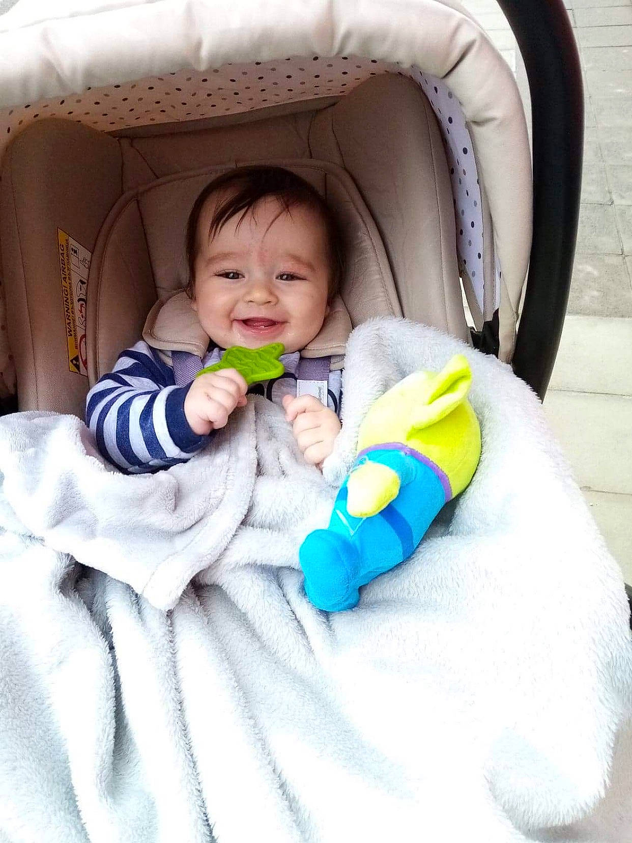 Ayrton a rejoint le concours — aidez-le/la à gagner de superbes lots ! automotive_tire, baby, baby_products, baby_safety, baby_sleeping, baby_toddler_clothing, baby_toys, child, comfort, human, joy, linens, person, plush, product, stuffed_toy, synthetic_rubber, tire_care, toddler, tread