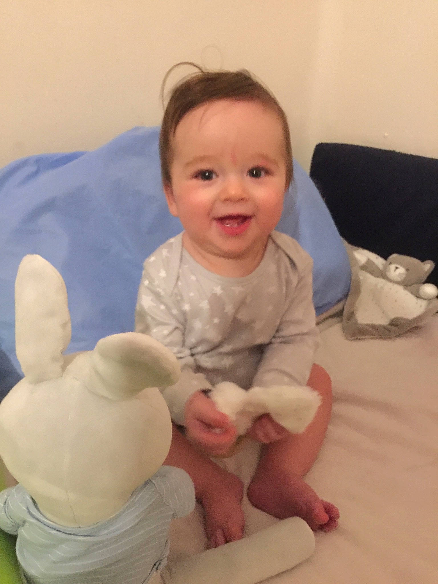 Ayrton participe au concours pour gagner de l'argent avec cette photo : ankle, baby, baby_grabbing_for_something, baby_laughing, baby_products, baby_toddler_clothing, baby_toys, barefoot, child, comfort, ear, finger, foot, joy, person, plush, sock, stuffed_toy, thumb, toddler