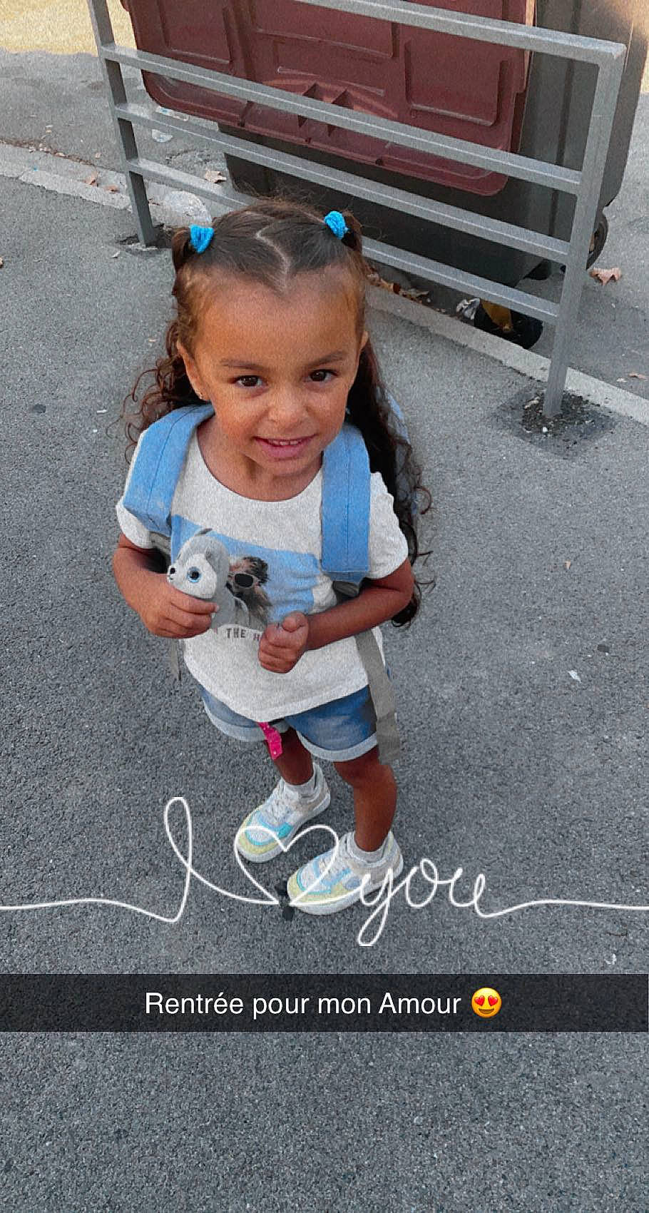 Kaïla a rejoint le concours — aidez-le/la à gagner de superbes lots ! advertising, asphalt, baby_toddler_clothing, bench, chair, child, font, fun, happy, joy, leisure, pattern, person, photo_caption, play, recreation, road_surface, sidewalk, smile, street