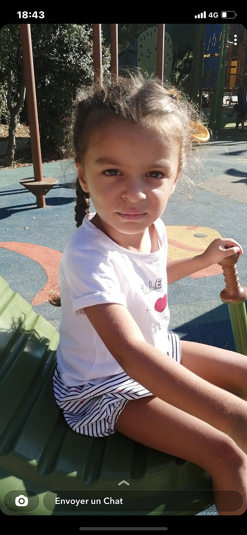 Kaïla a rejoint le concours — aidez-le/la à gagner de superbes lots ! beauty, child, cool, fun, grass, happy, human_leg, human_settlement, leisure, outdoor_play_equipment, person, play, public_space, recreation, sitting, skin, smile, t_shirt, toddler, tree