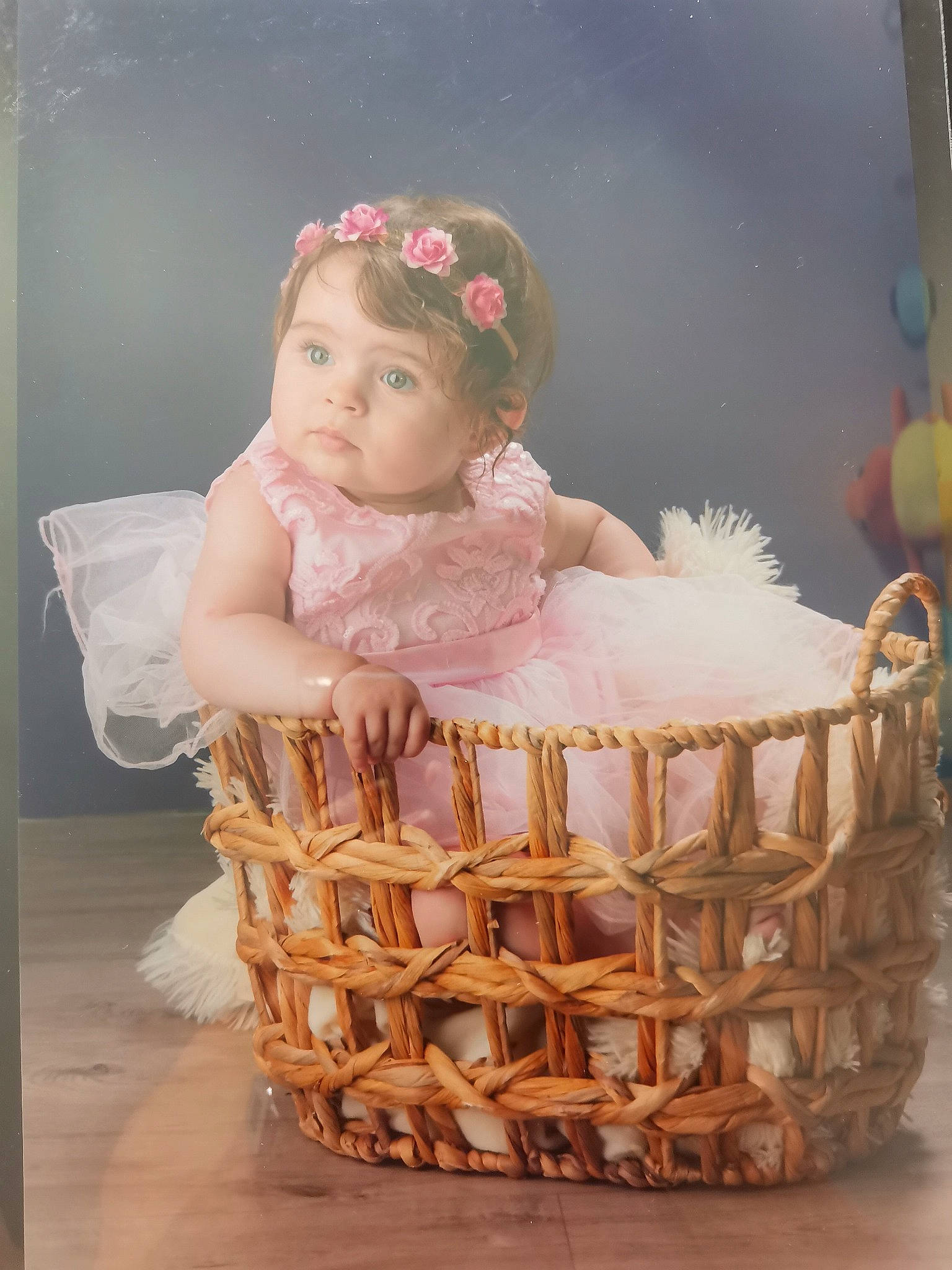 Jessy participe au concours pour gagner de l'argent avec cette photo : baby, baby_toddler_clothing, basket, bridal_accessory, child, dress, embellishment, event, fashion_accessory, happy, headpiece, peach, person, picnic_basket, product, sitting, storage_basket, toddler, white, wicker