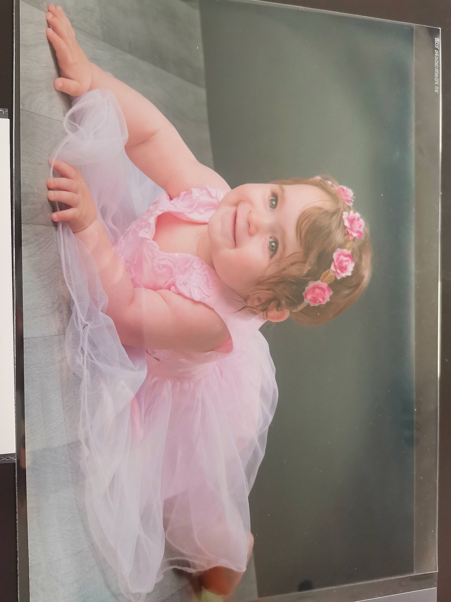 Jessy a rejoint le concours — aidez-le/la à gagner de superbes lots ! baby, chest, dress, elbow, entertainment, event, eyelash, face, flash_photography, gesture, hair, head, human_body, joy, lip, person, pink, product, shoulder, skin