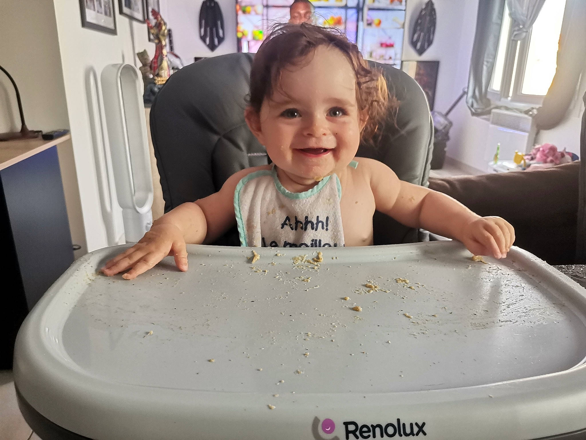 Jessy participe au concours pour gagner de l'argent avec cette photo : baby, child, comfort, composite_material, fish, fun, happy, joy, leisure, person, picture_frame, room, sleeve, smile, t_shirt, toddler