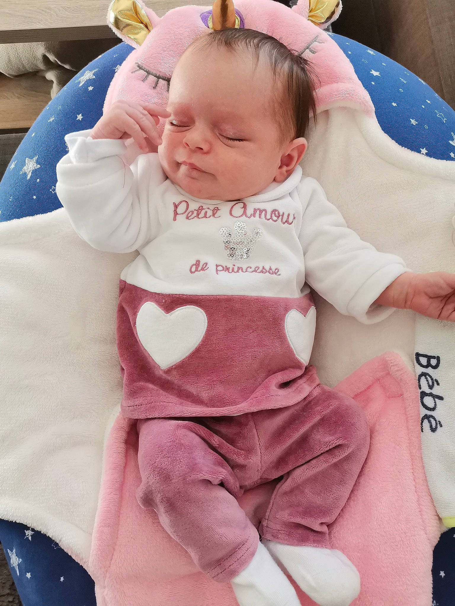 Jessy a rejoint le concours — aidez-le/la à gagner de superbes lots ! baby, baby_products, baby_safety, baby_toddler_clothing, cheek, child, comfort, event, face, happy, head, linens, person, pink, product, sitting, skin, sleeve, smile, toddler