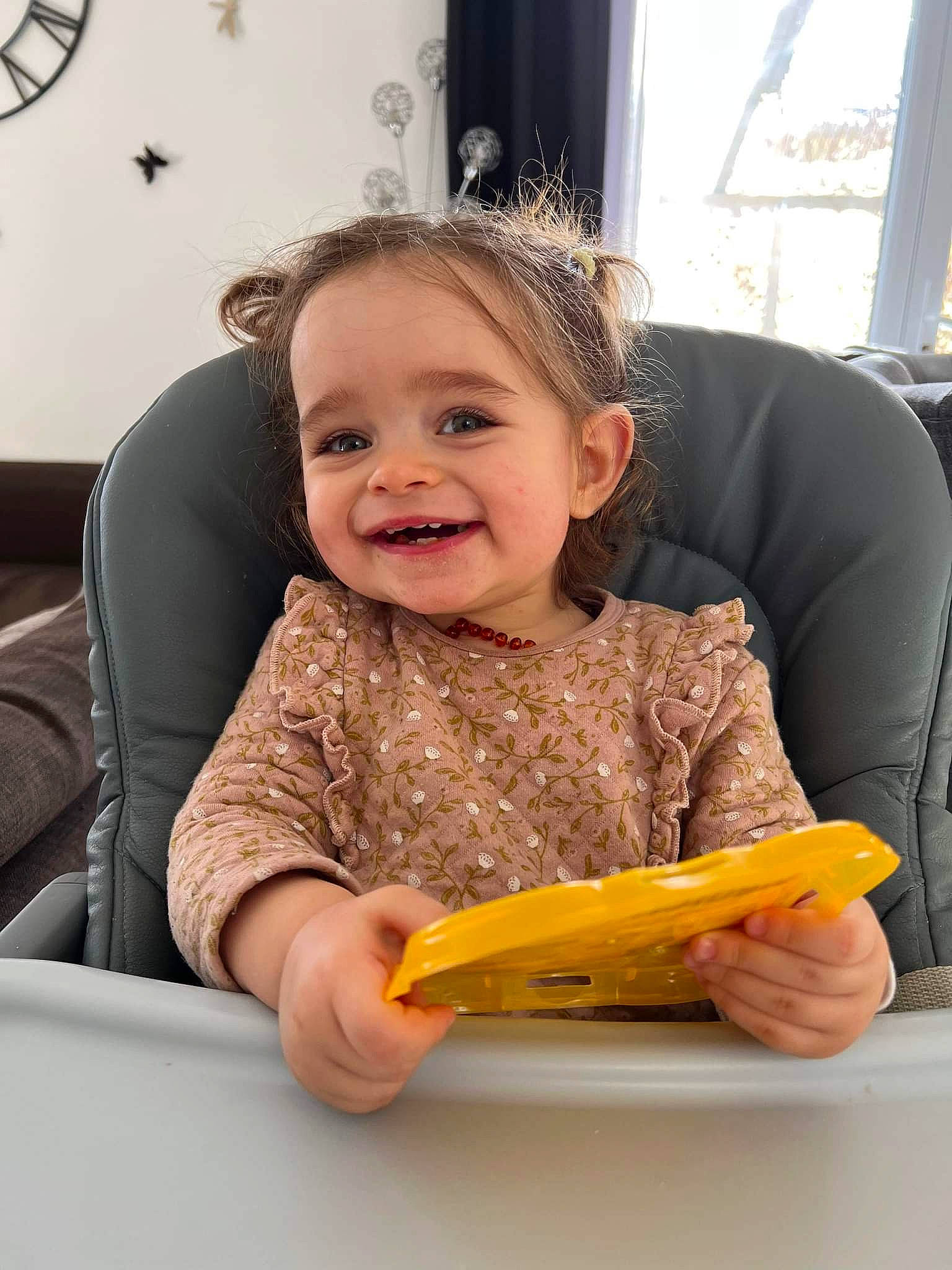 Jessy a rejoint le concours — aidez-le/la à gagner de superbes lots ! baby, baby_toddler_clothing, banana_family, child, comfort, comfort_food, curtain, eating, face, food, food_craving, fruit, fun, happy, joy, person, play, saba_banana, sitting, smile