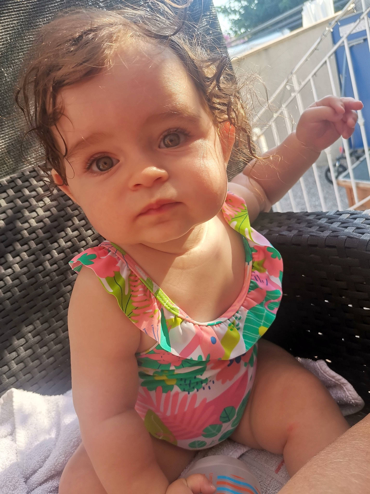 Jessy a rejoint le concours — aidez-le/la à gagner de superbes lots ! arm, baby_toddler_clothing, cheek, chin, cool, eyelash, face, facial_expression, finger, hair, hairstyle, happy, human_body, iris, leg, lip, mouth, nose, organ, person