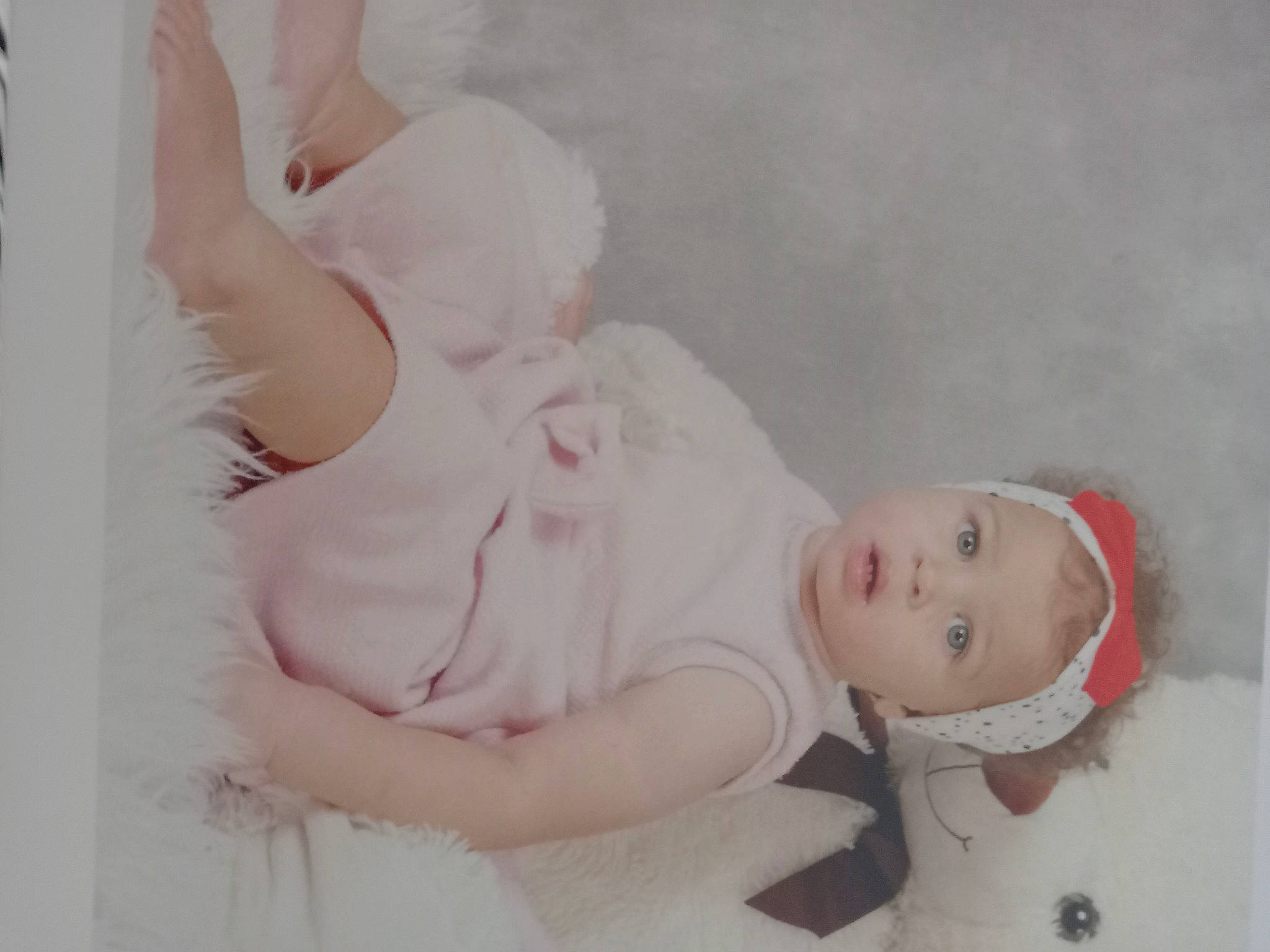 Miya participe au concours pour gagner de l'argent avec cette photo : baby, baby_toddler_clothing, comfort, dress, elbow, foot, gesture, happy, human_body, human_leg, knee, lip, neck, person, pink, shoulder, skin, sleeve, textile, thigh