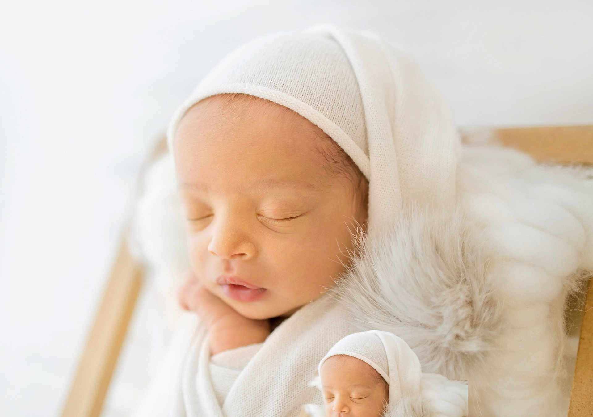 Isaac participe au concours pour gagner de l'argent avec cette photo : newborn, baby, sleeping, blanket, white, knit_hat, soft_texture, fluffy, portrait, peaceful, closeup, infant, wrapped, resting, cute, child, baby_bed, warm, cozy, gentle