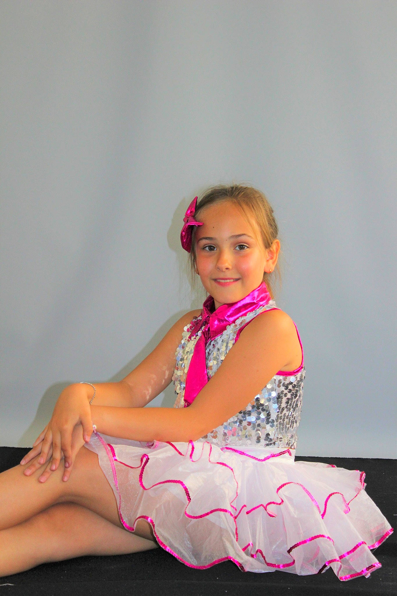 Maily a rejoint le concours — aidez-le/la à gagner de superbes lots ! barefoot, child, child_model, costume, dance, dress, fashion_accessory, footwear, human_leg, joy, leg, performing_arts, person, photo_shoot, photography, pink, shoe, sitting, sportswear, thigh