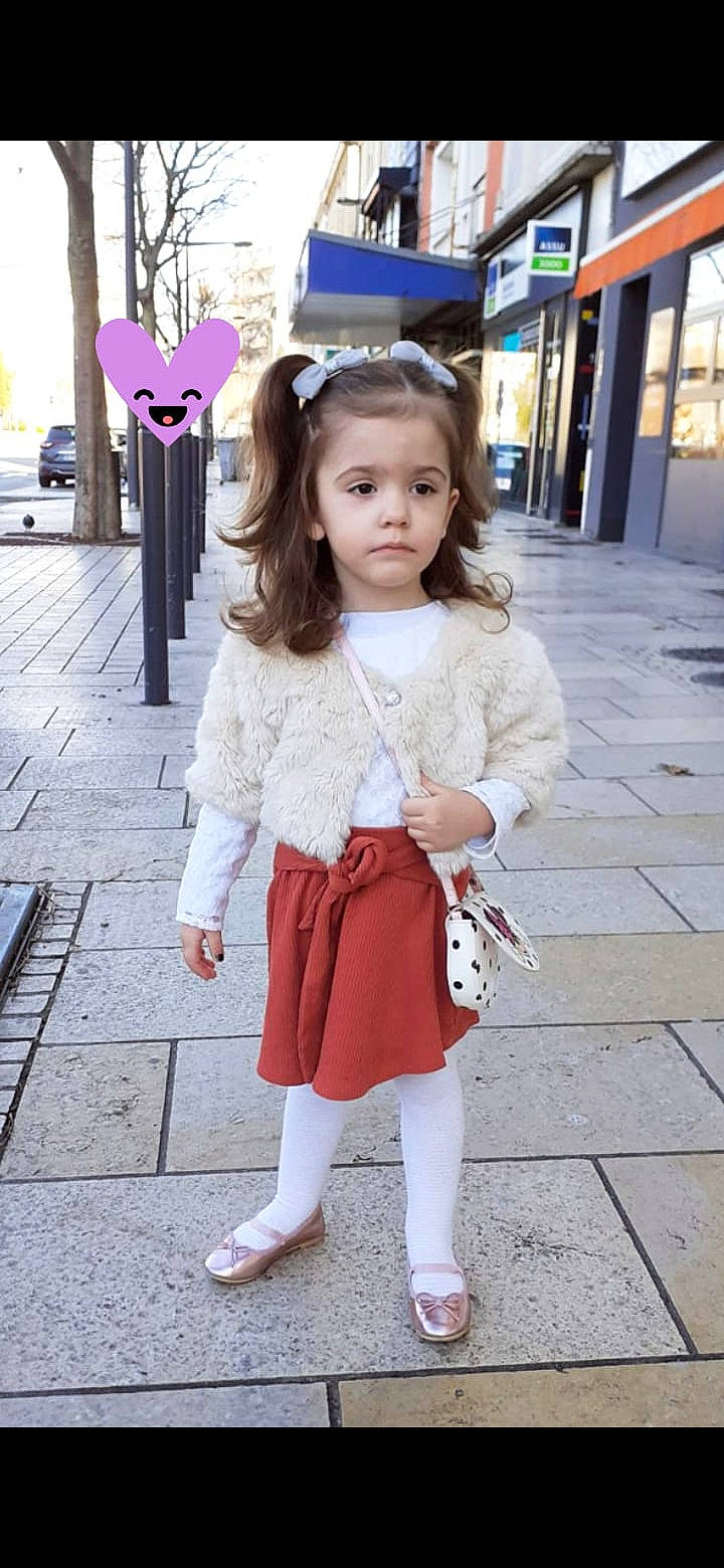 Leandra participe au concours pour gagner de l'argent avec cette photo : bangs, cool, fashion_design, happy, human_leg, jewellery, knee, long_hair, neck, organ, person, pink, skin, sleeve, street_fashion, thigh, toddler, trunk, waist, wheel