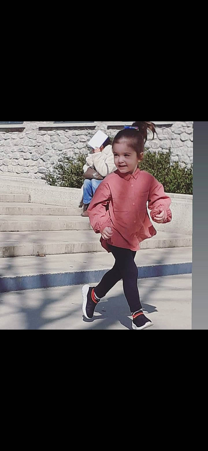 Leandra participe au concours pour gagner de l'argent avec cette photo : baby, boot, clothing, design, flash_photography, fun, gesture, happy, human_leg, knee, leggings, leisure, magenta, people_in_nature, person, recreation, sleeve, street_fashion, t_shirt, toddler