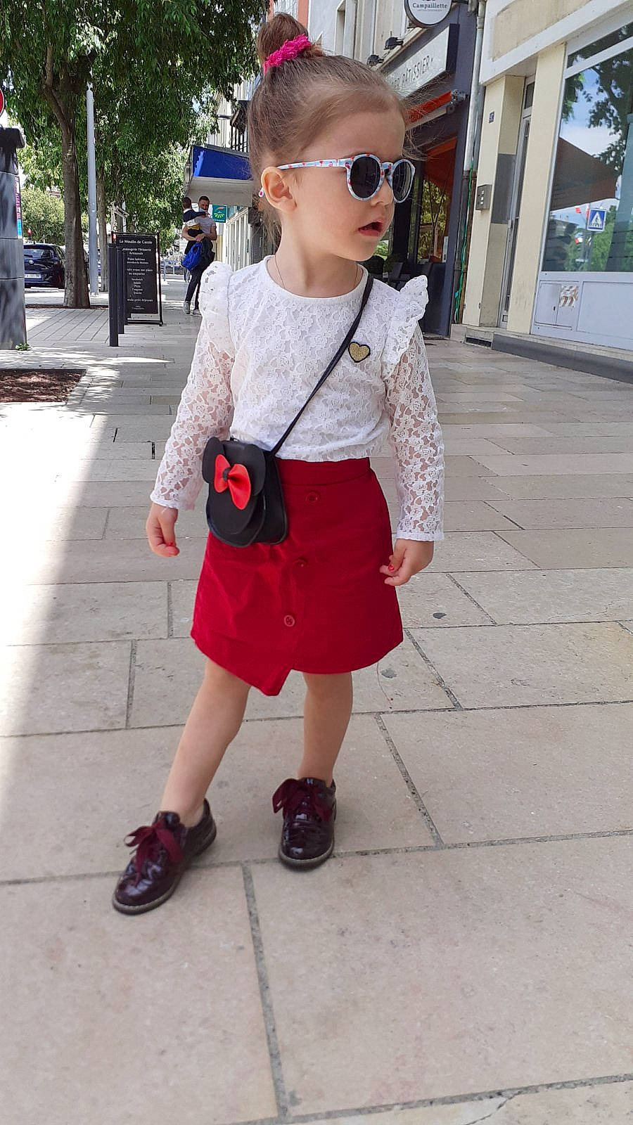 Leandra participe au concours pour gagner de l'argent avec cette photo : cool, eyewear, footwear, glasses, goggles, hair, knee, neck, person, photograph, pink, plant, shoe, shorts, sleeve, street_fashion, sunglasses, thigh, toddler, vision_care