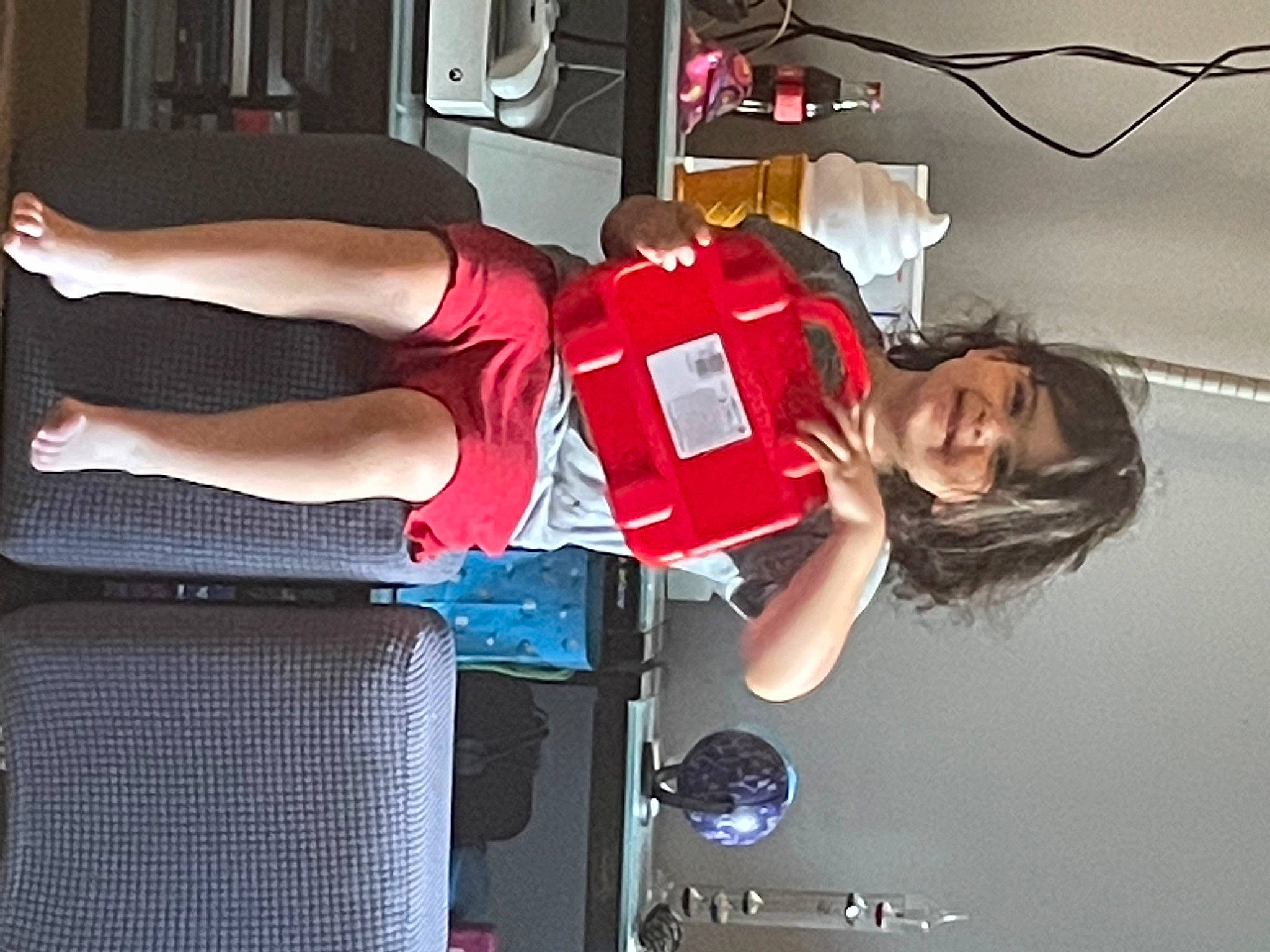 Victoria participe au concours pour gagner de l'argent avec cette photo : arm, audio_equipment, automotive_design, automotive_exterior, calf, chest, elbow, flash_photography, fun, human_leg, joy, knee, motor_vehicle, muscle, person, room, shorts, smile, sneakers, sportswear