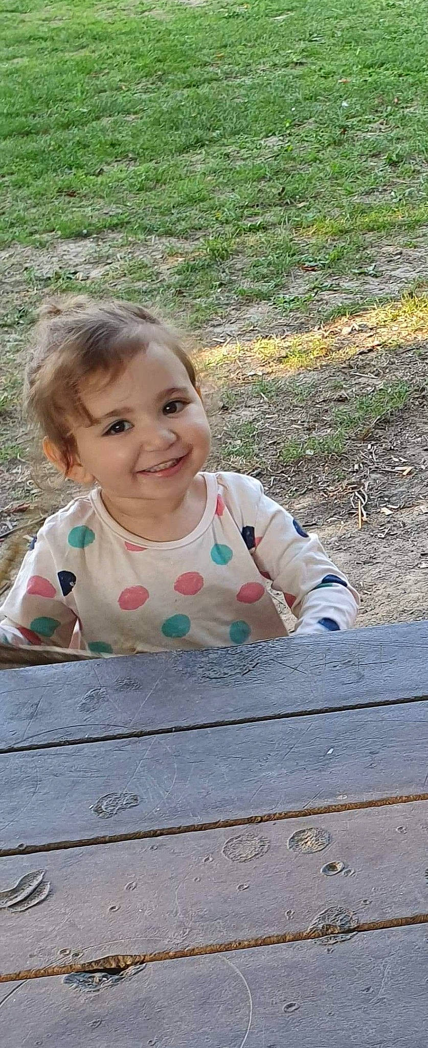 Leila participe au concours pour gagner de l'argent avec cette photo : child, grass, joy, leaf, person, play, sitting, smile, toddler, vacation