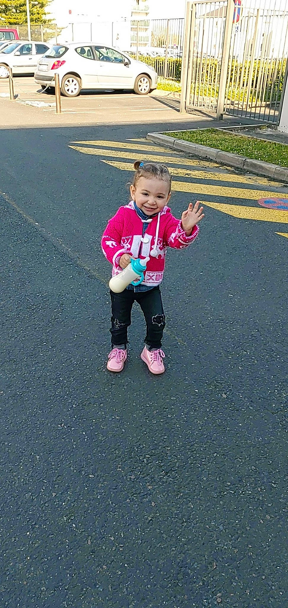 Leila participe au concours pour gagner de l'argent avec cette photo : asphalt, child, fun, joy, person, pink, play, recreation, toddler, vacation