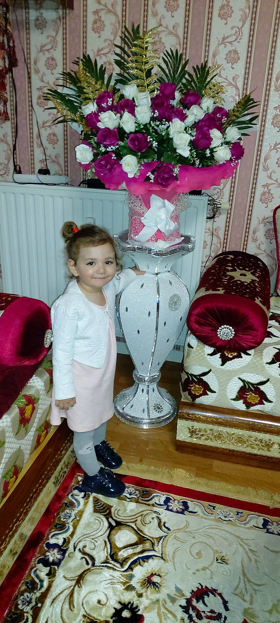 Leila participe au concours pour gagner de l'argent avec cette photo : child, flower, joy, magenta, person, plant, room