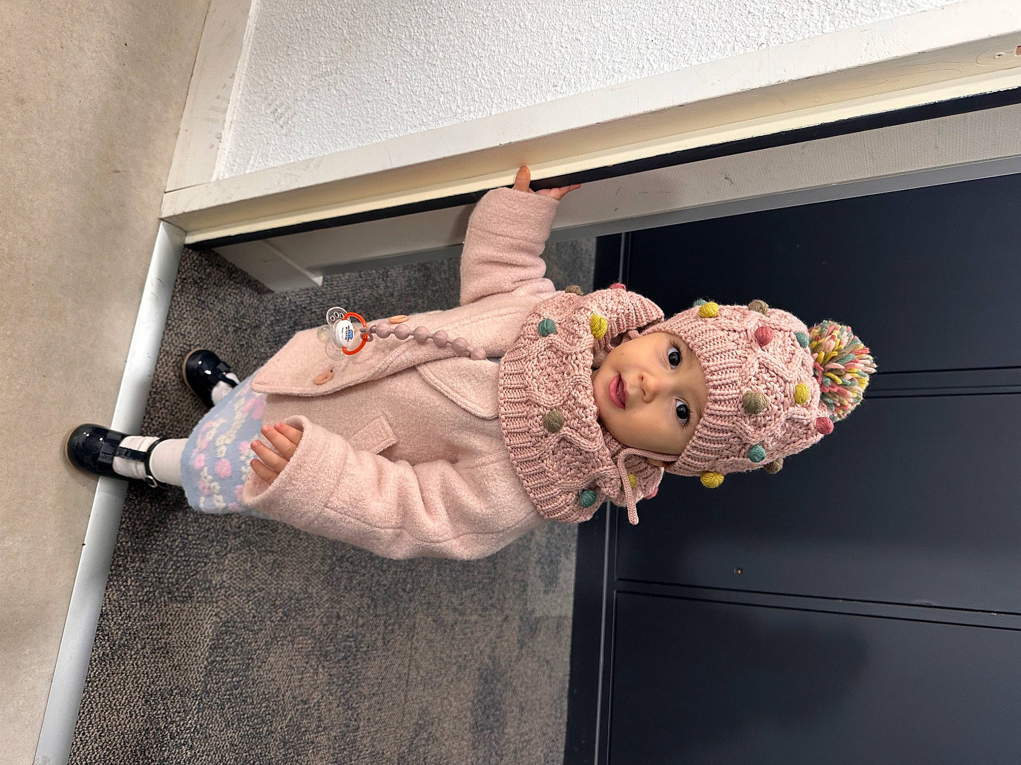 Amélia a rejoint le concours — aidez-le/la à gagner de superbes lots ! art, baby, baby_toddler_clothing, child, comfort, flooring, fun, hat, headwear, person, room, sandal, smile, toddler, walking_shoe, wood
