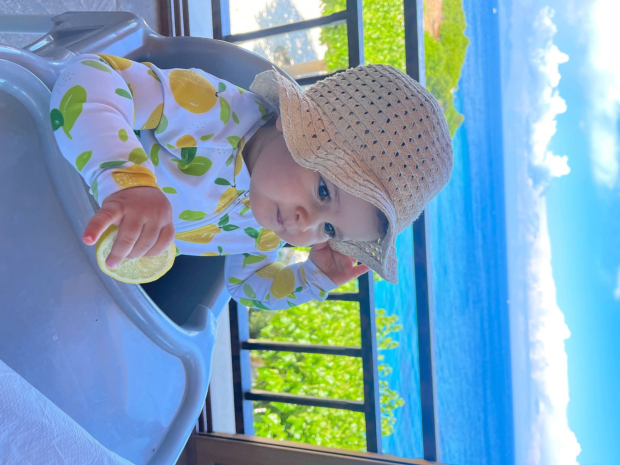 Amélia a rejoint le concours — aidez-le/la à gagner de superbes lots ! baby, baby_products, baby_toddler_clothing, child, electric_blue, fun, glass, hat, headwear, leisure, pattern, person, recreation, shade, sky, sun_hat, toddler, tree, vacation, vehicle_door