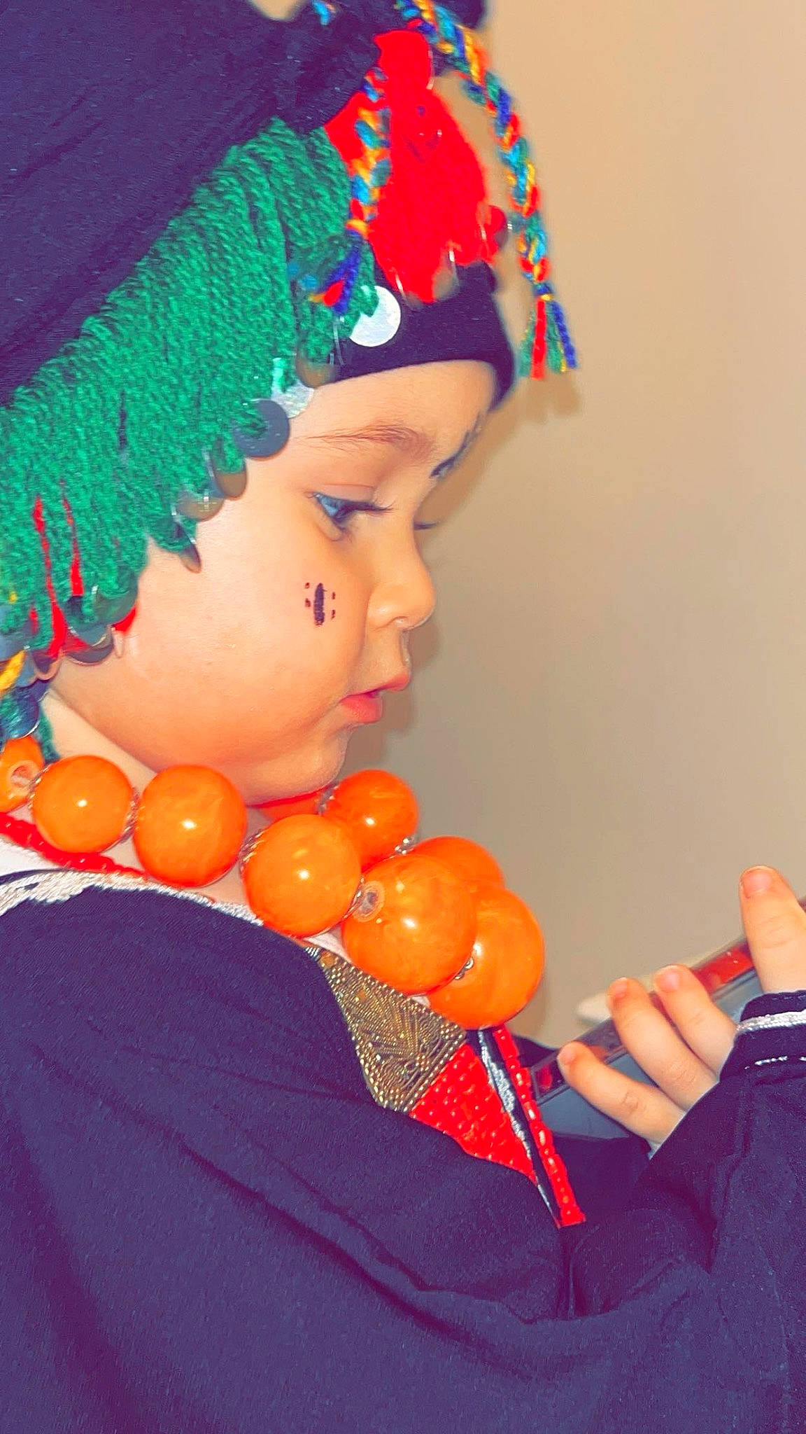 Amélia a rejoint le concours — aidez-le/la à gagner de superbes lots ! balloon, beanie, cap, child, costume_hat, electric_blue, event, facial_expression, fashion_accessory, fun, happy, head, headpiece, jewellery, knit_cap, natural_foods, orange, party_supply, person, toy