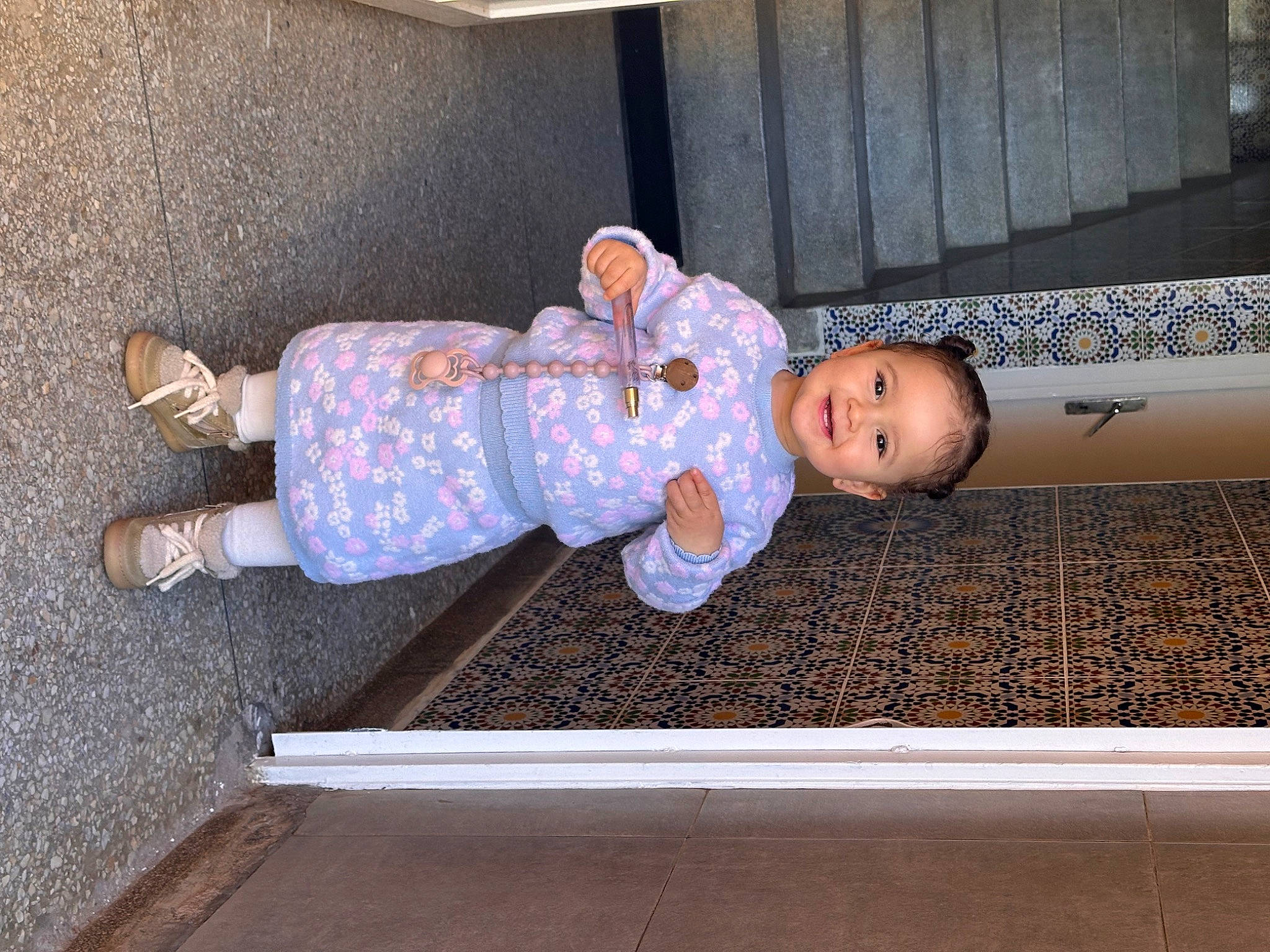 Amélia a rejoint le concours — aidez-le/la à gagner de superbes lots ! baby, baby_toddler_clothing, child, comfort, floor, flooring, fun, human_leg, joy, mammal, pattern, person, room, sitting, sleeve, sock, toddler, vertebrate, wood