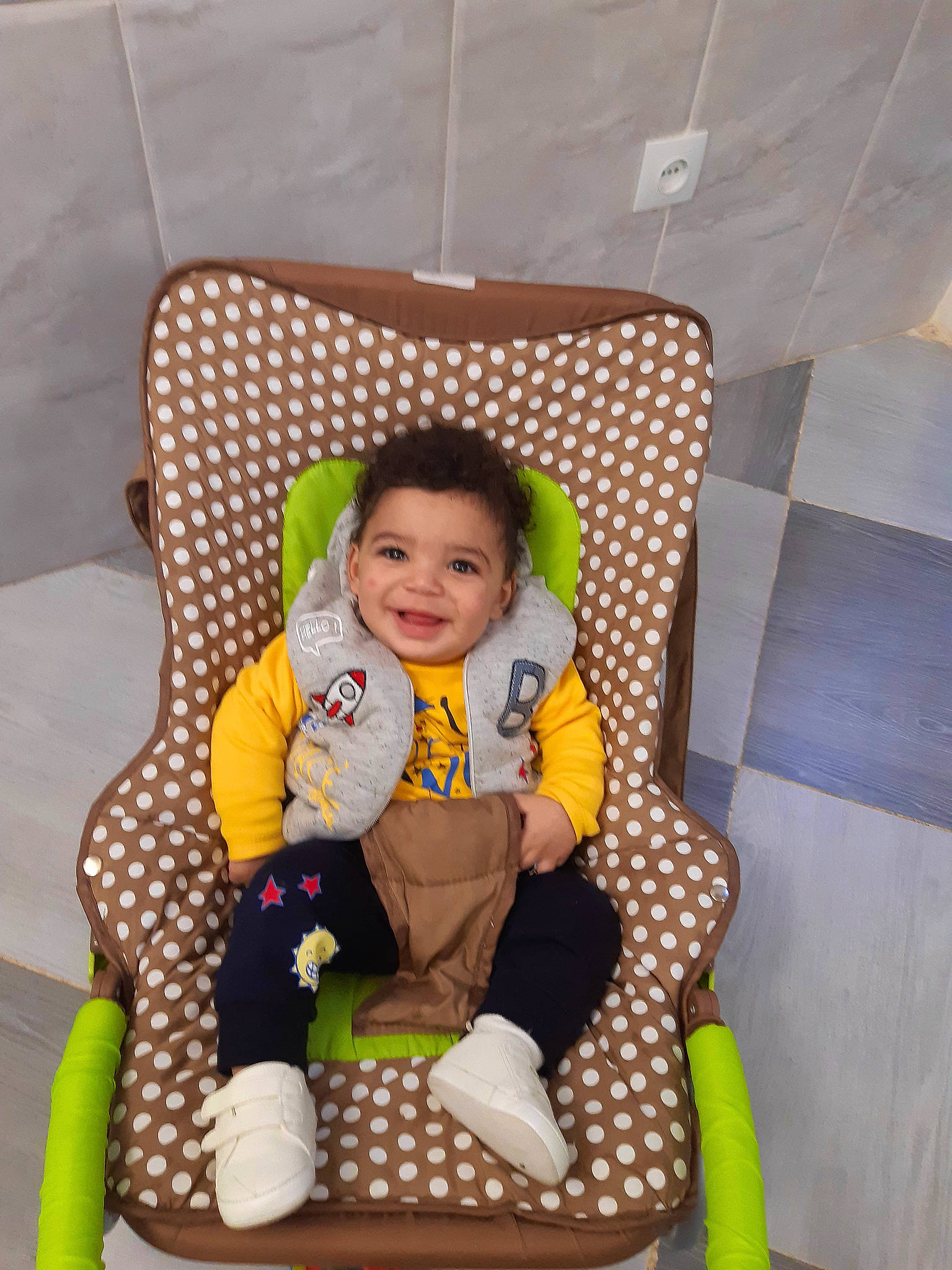 Amir participe au concours pour gagner de l'argent avec cette photo : baby, baby_carriage, baby_products, baby_toddler_clothing, bag, chair, child, comfort, design, fun, joy, lap, leisure, pattern, person, product, room, sitting, sleeve, smile