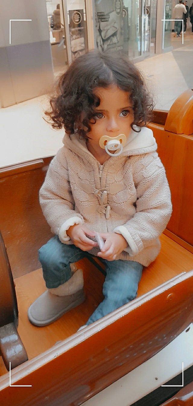 Rania participe au concours pour gagner de l'argent avec cette photo : baby_toddler_clothing, blurred, cheek, child, clothing, comfort, face, fun, hair, hairstyle, happy, head, jeans, leg, nose, person, sitting, skin, sleeve, standing